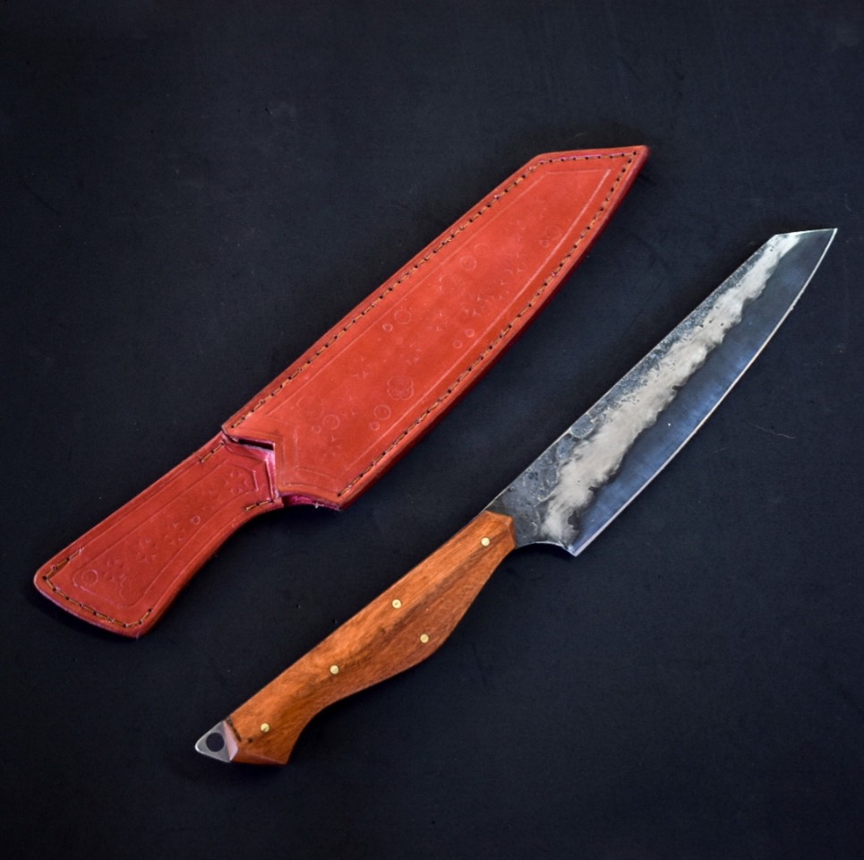 Sanmai Kiritsuke - $375, Handle: cuero vacuno cincelado y cosido a mano