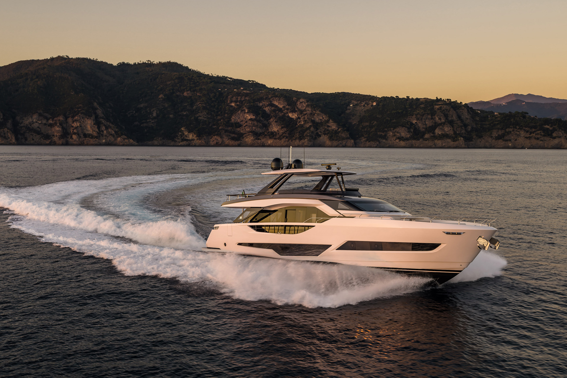 Ferretti Yachts 800: Flybridge vượt xa mọi mong đợi. 