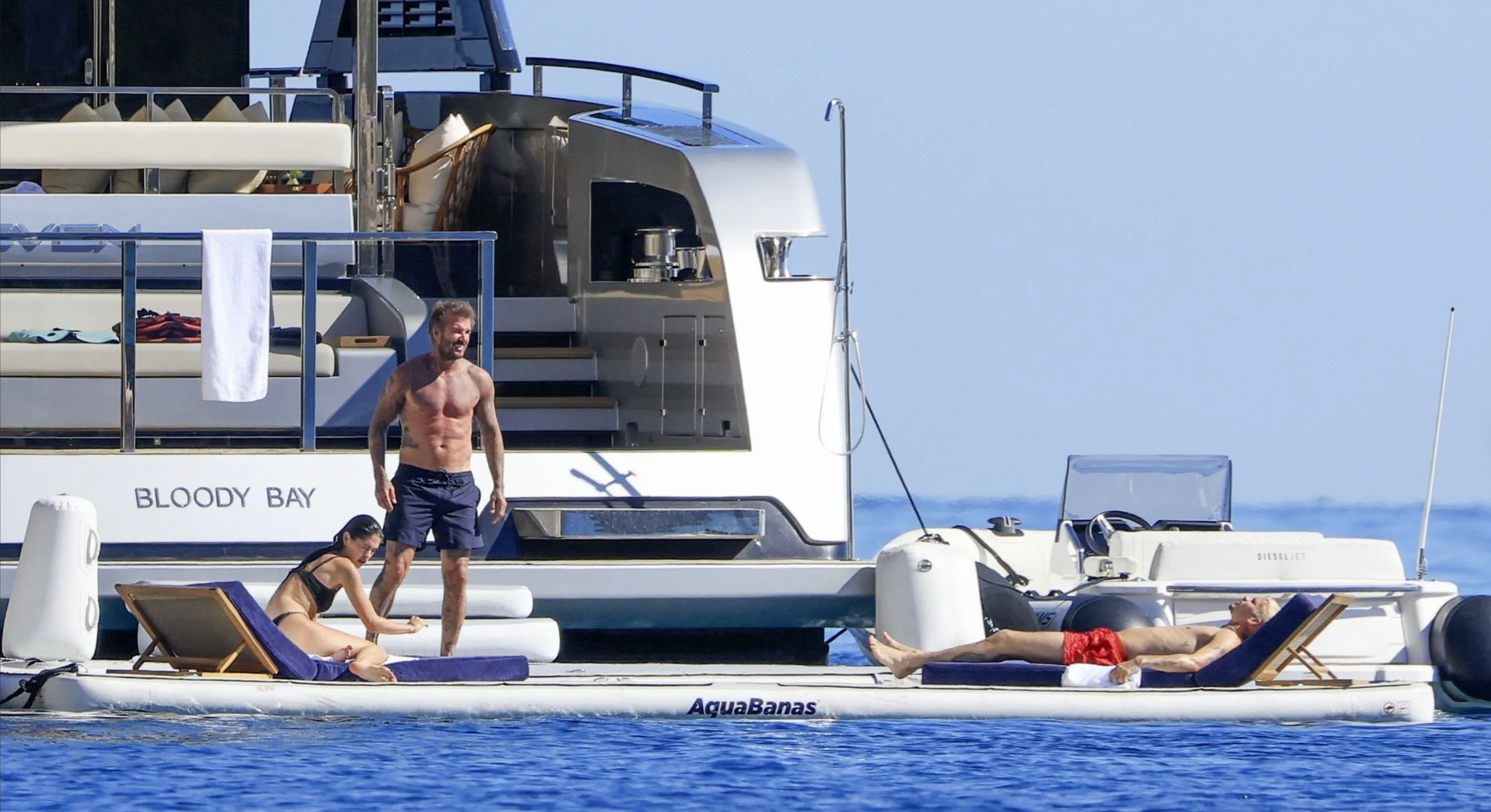 Nghỉ hè kiểu tỷ phú: David Beckham đưa gia đình ra khơi trên siêu du thuyền đắt hơn cả một toà nhà