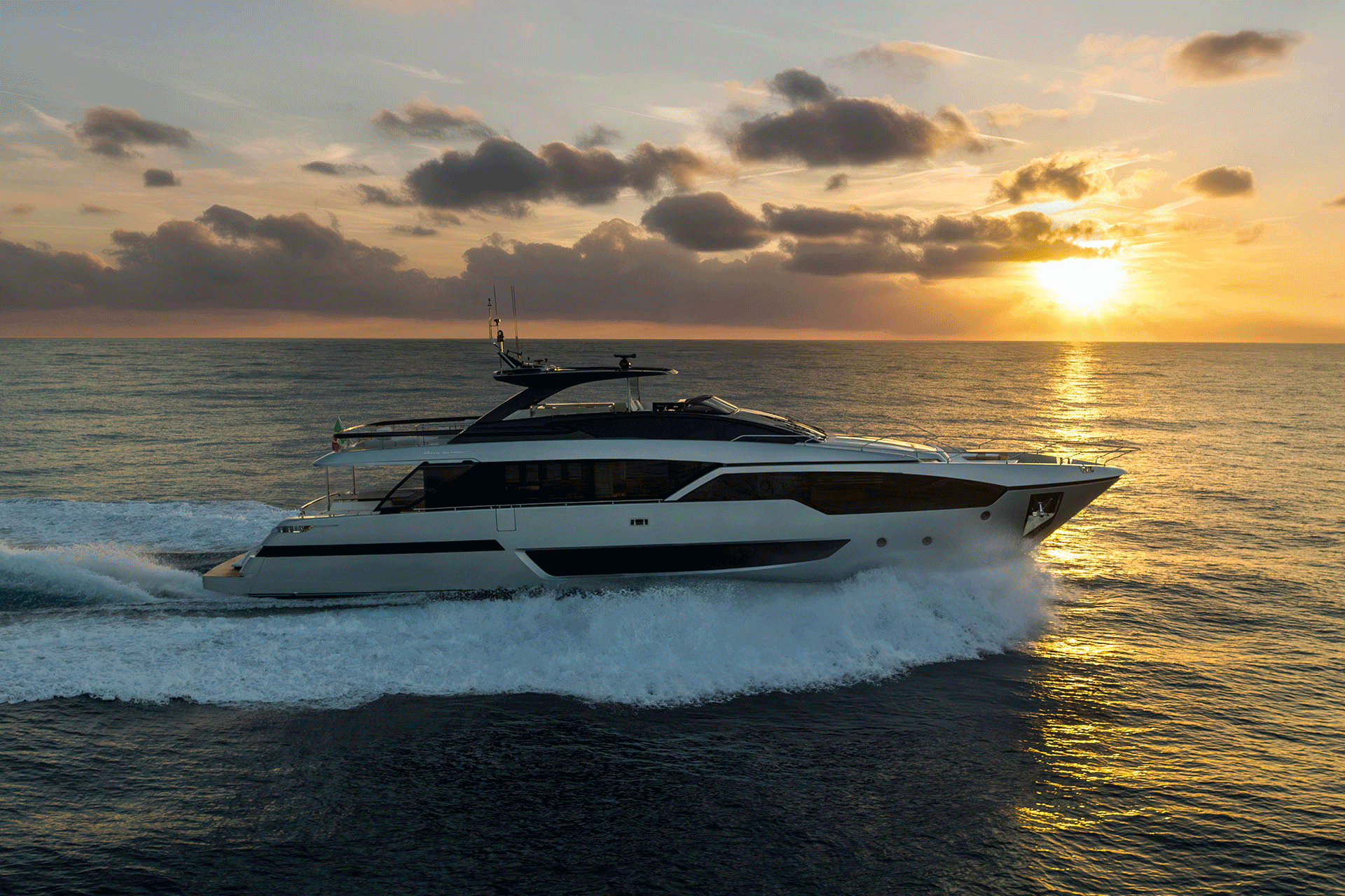 Riva trở thành tâm điểm tại Cannes và Genoa với hai màn ra mắt toàn cầu
