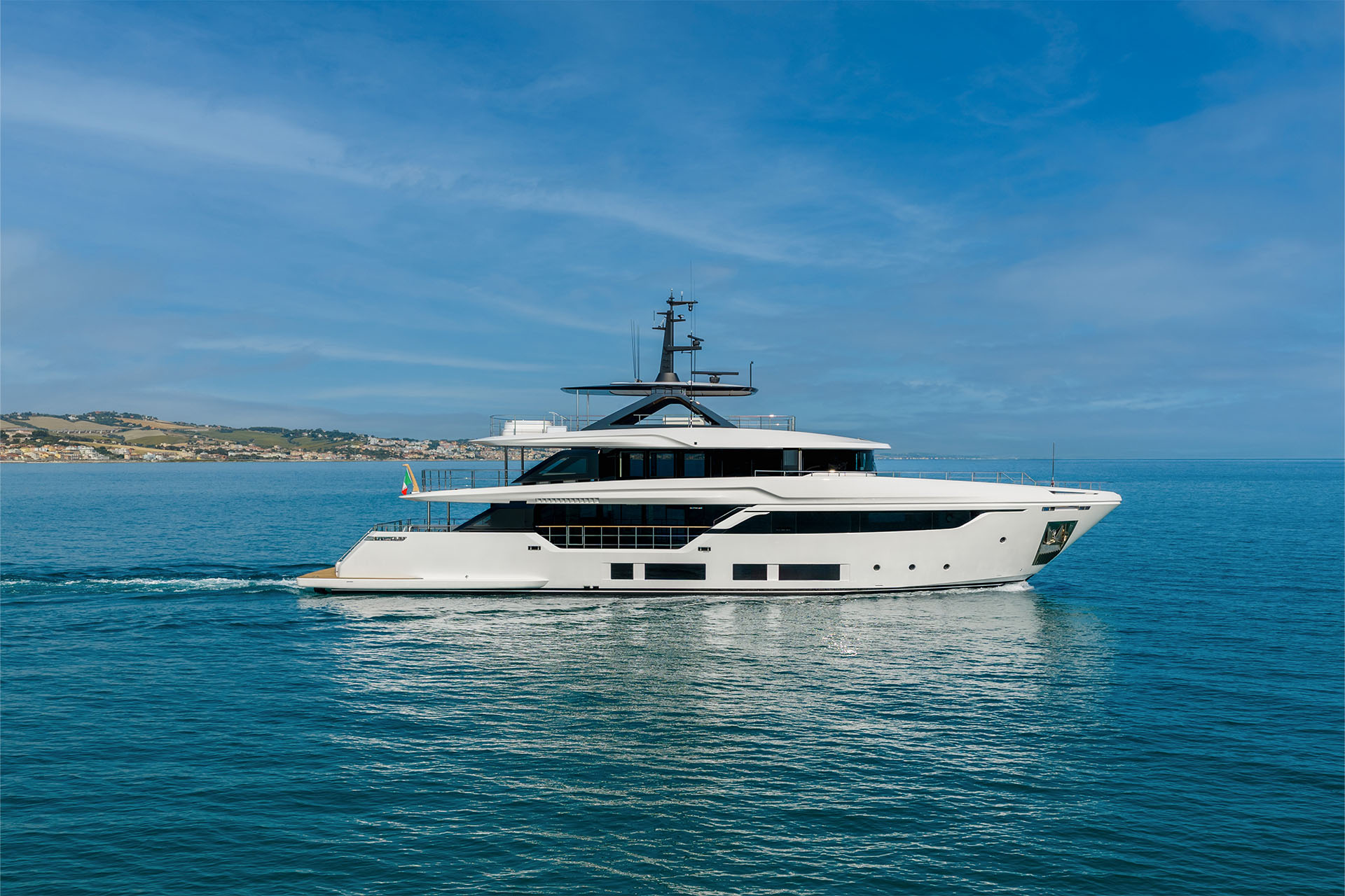 Custom Line Navetta 35 ra mắt toàn cầu tại Cannes Yachting Festival: Custom Line giới thiệu kiệt tác chế tác theo yêu cầu mới của thương hiệu