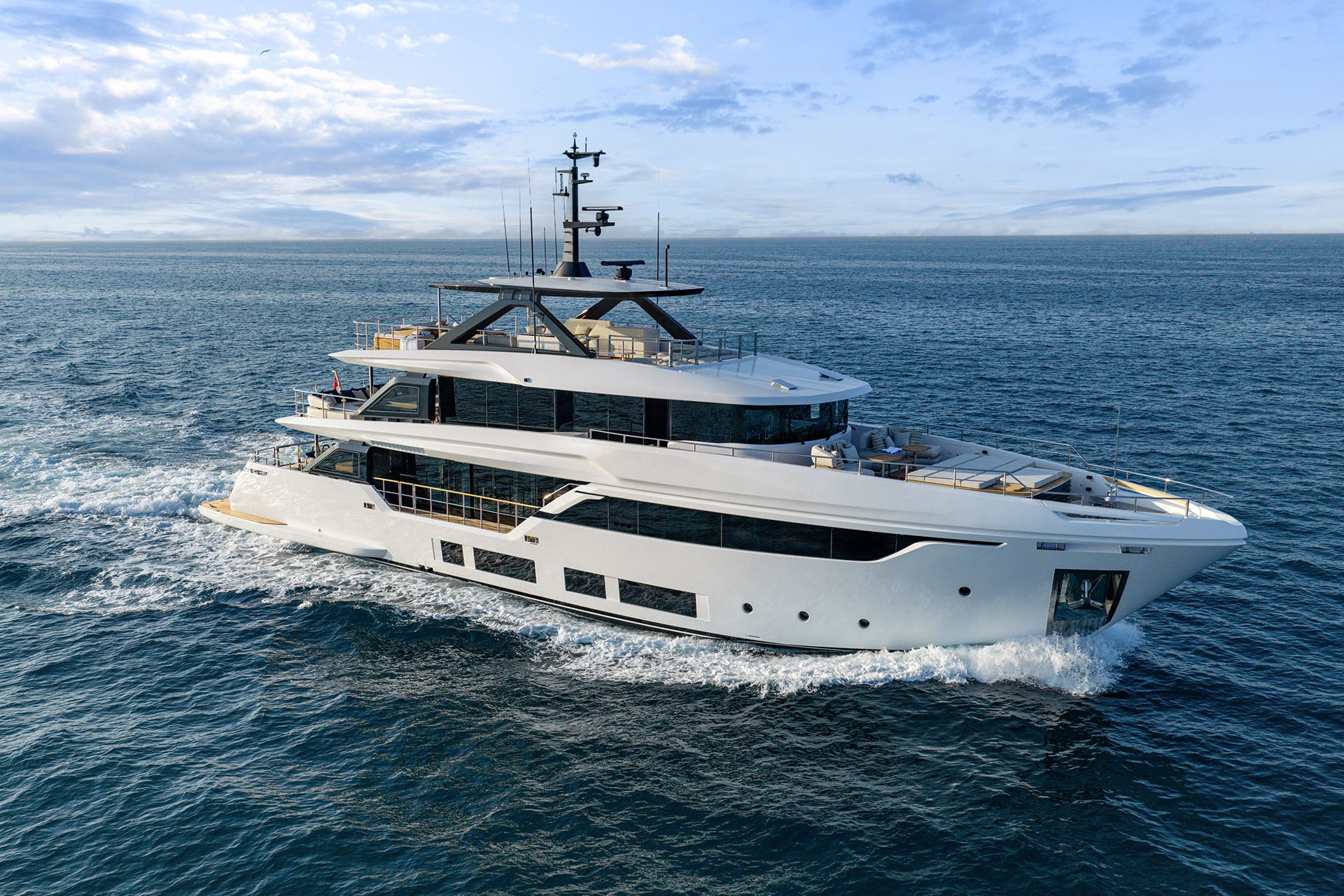 Custom Line Navetta 35: màn ra mắt mới của Custom Line đưa tinh thần “made-to-pleasure” đến Monaco Yacht Show