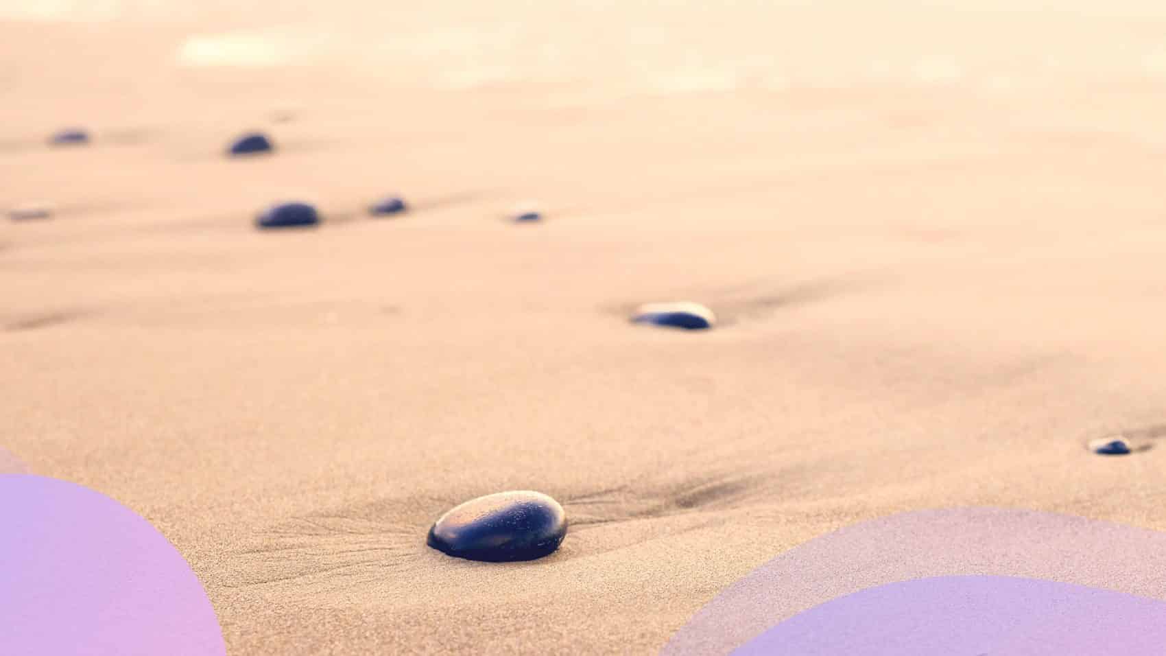 Gros plan sur des rochers dans le sable d'une plage