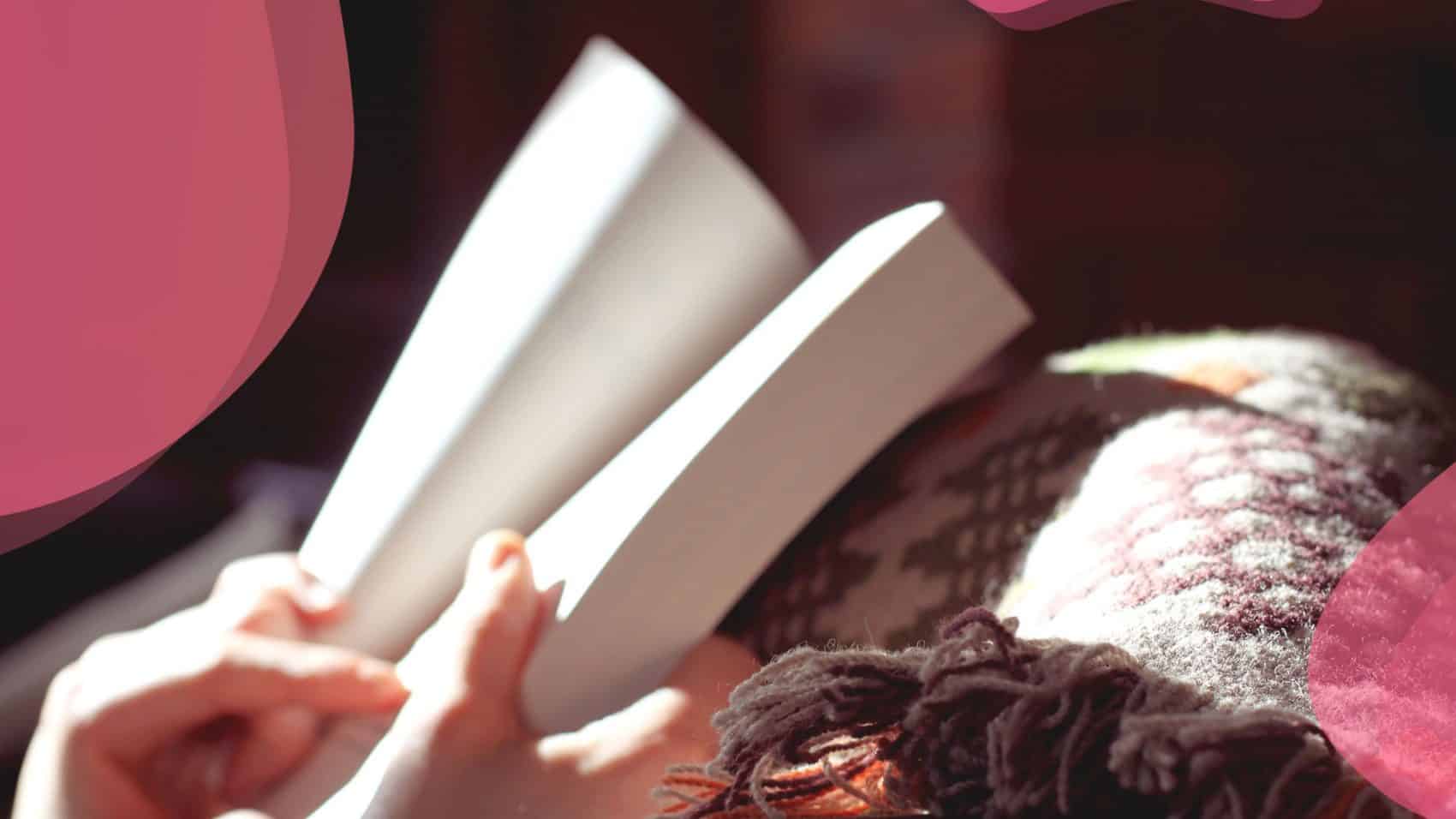 Un gros plan d'une personne lisant un livre