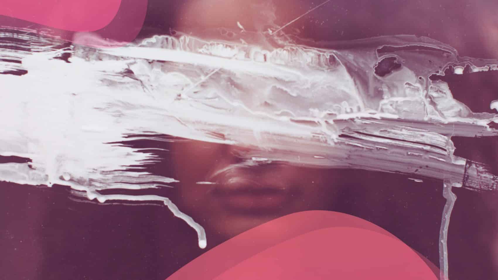 Gros plan sur le visage d'une personne à travers une fenêtre