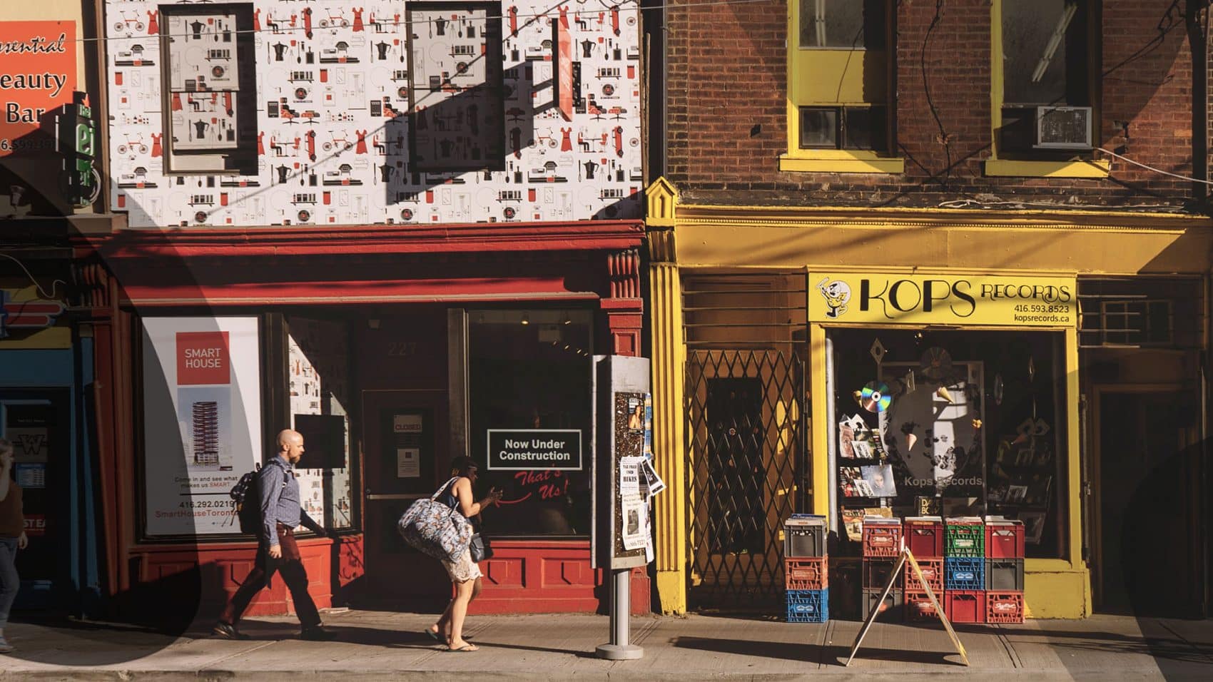 زوجان يمشيان في شارع