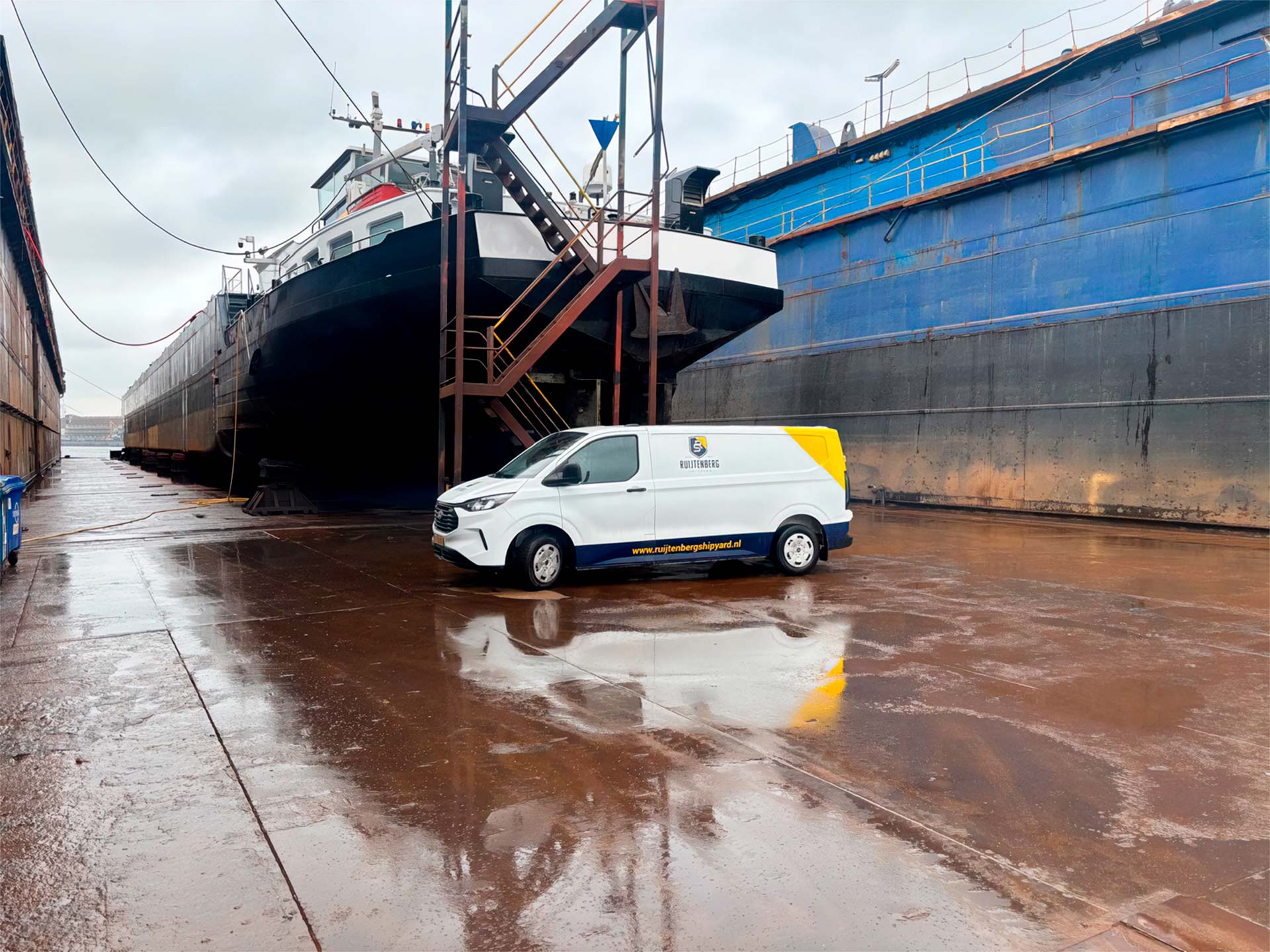 Twee servicebussen van Ruijtenberg Shipyard ergens op locatie