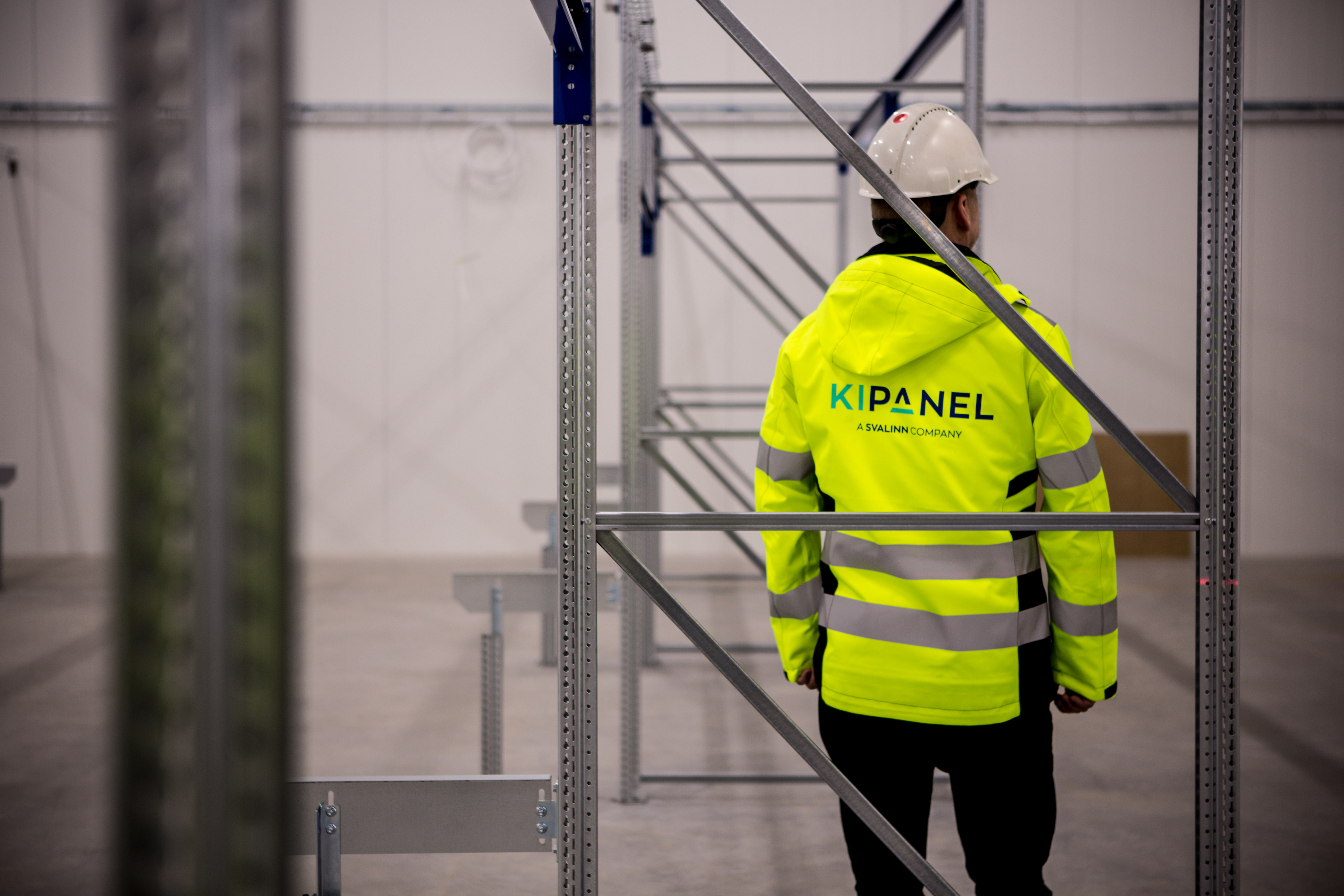 Anställd med Ki-panel logotyp på baksidan