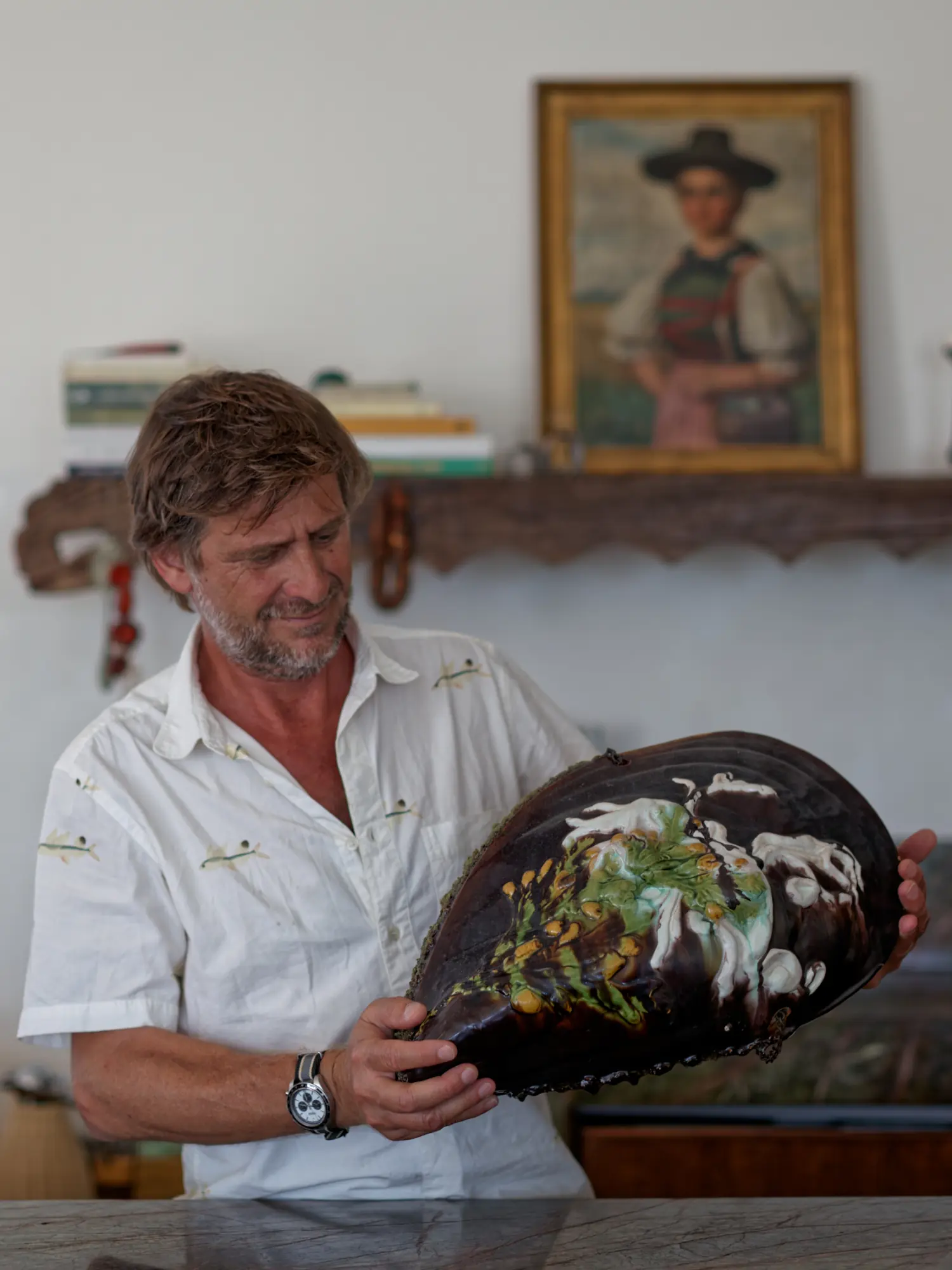 Nuno Avillez Oliveira holding a century-old Bordalo Pinheiro mussel shell at Amaria