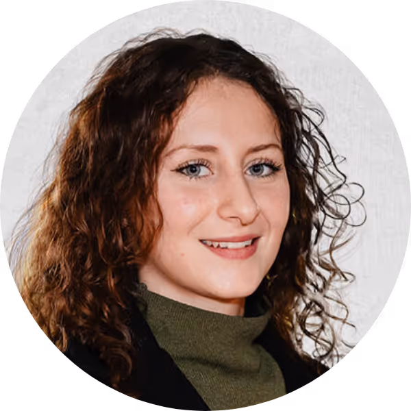 Portrait of Leonie Becher Merli,
Business Development Representative, Alumio, within a circular white background.