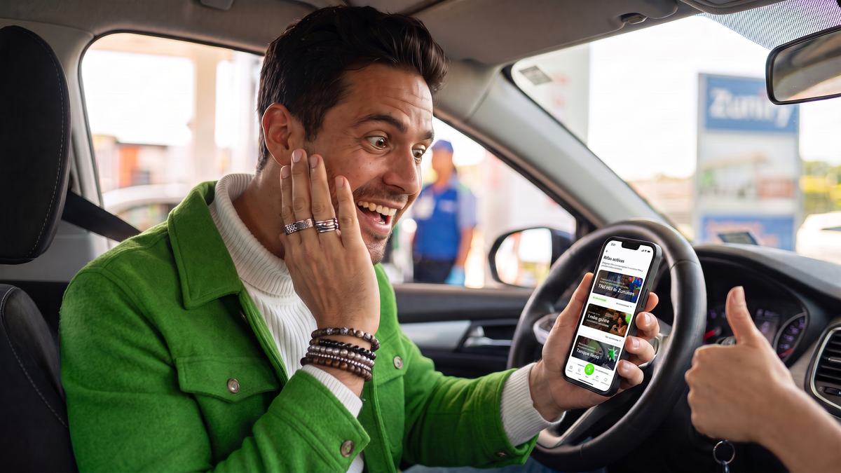 Cliente sorprendido y feliz al ver en su celular que ganó una rifa