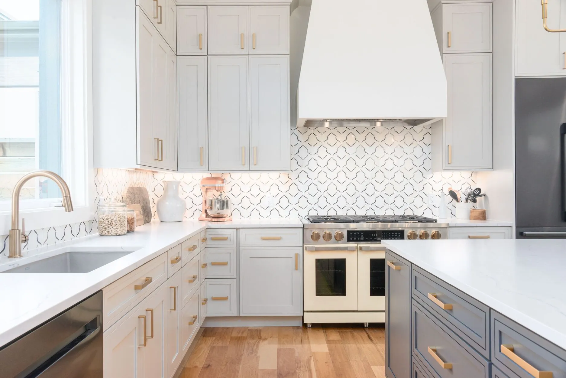 Bright Modern Kitchen With Classic and Contemporary Elements