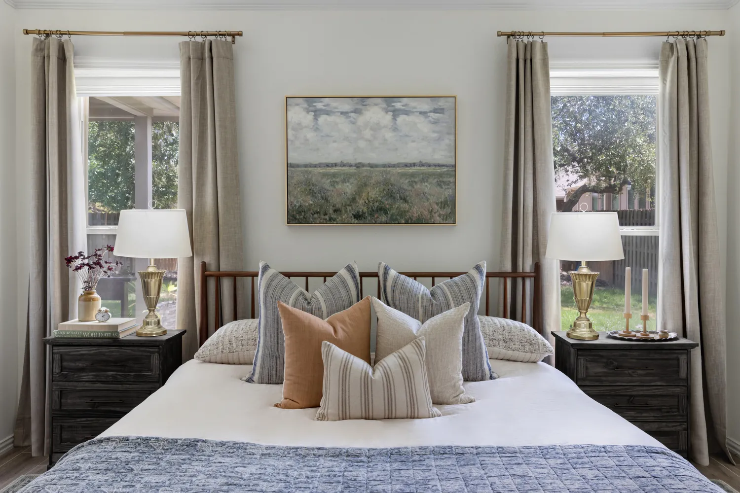 Cozy Bedroom Featuring a Bed with a Wooden Headboard
