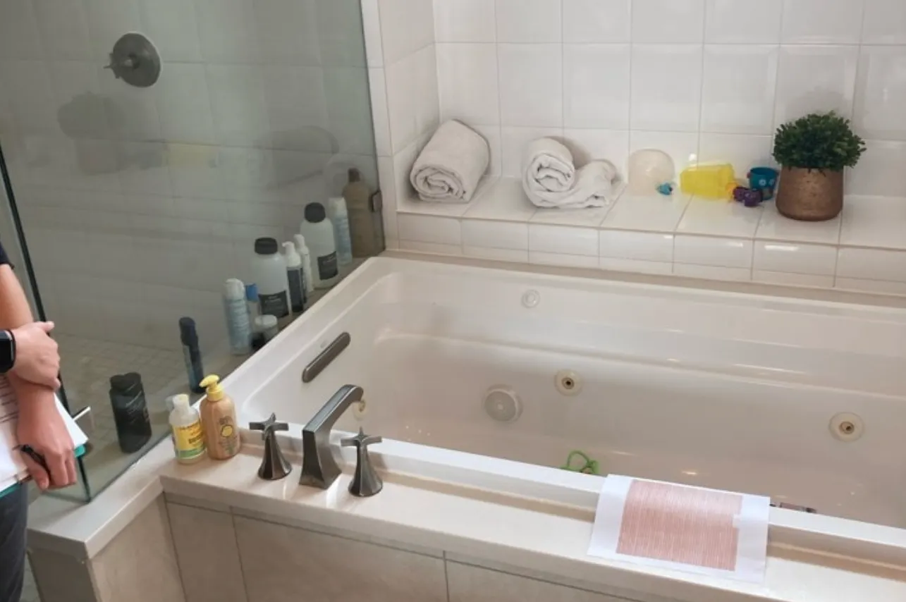 Jet tub with white tile