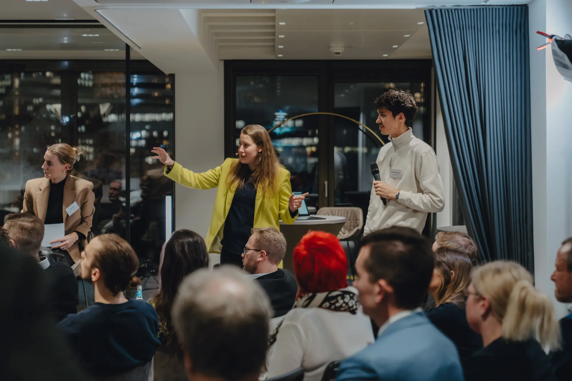 Blick auf die Veranstaltungsräumlichkeiten beim White Bird KI-Event in Frankfurt