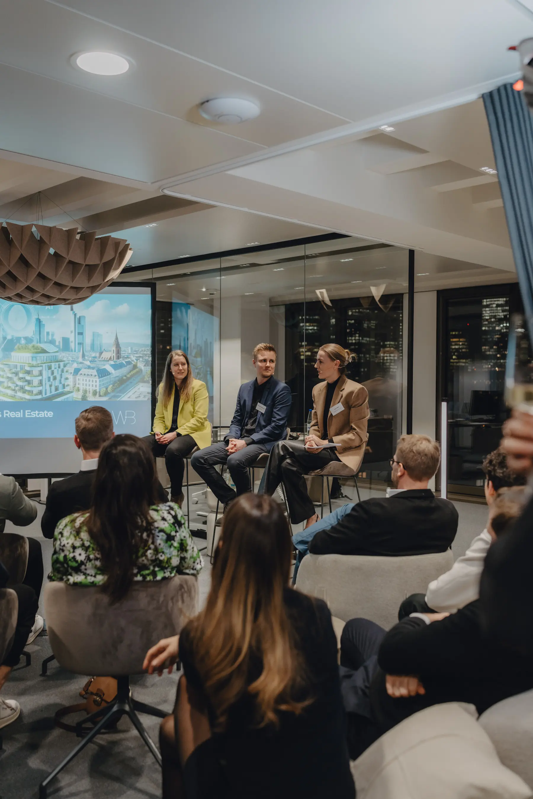 Abschluss-Networking bei der KI-Veranstaltung von White Bird GmbH in Frankfurt am Main