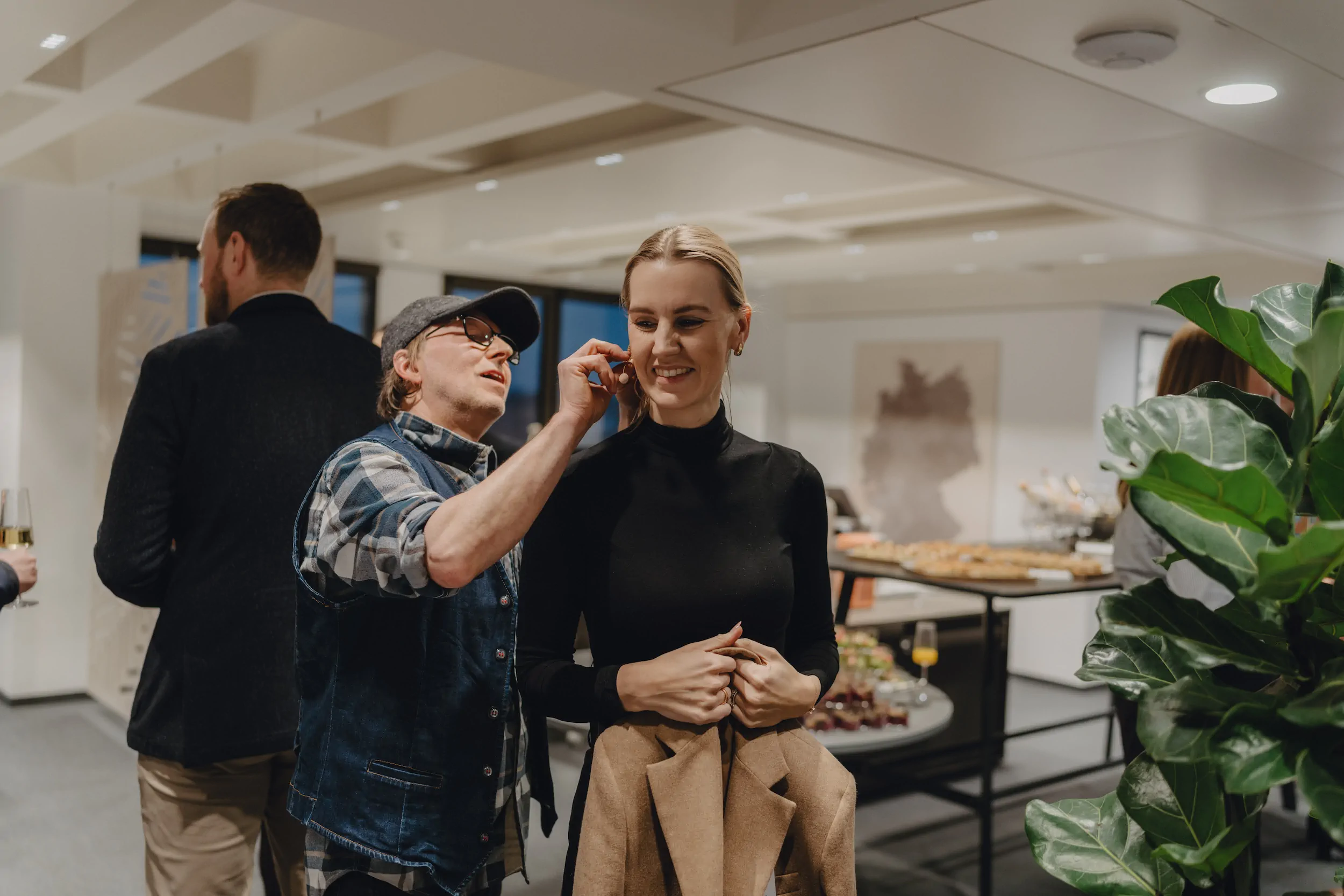 Gruppe von Fachleuten im Austausch beim KI-Event von White Bird GmbH