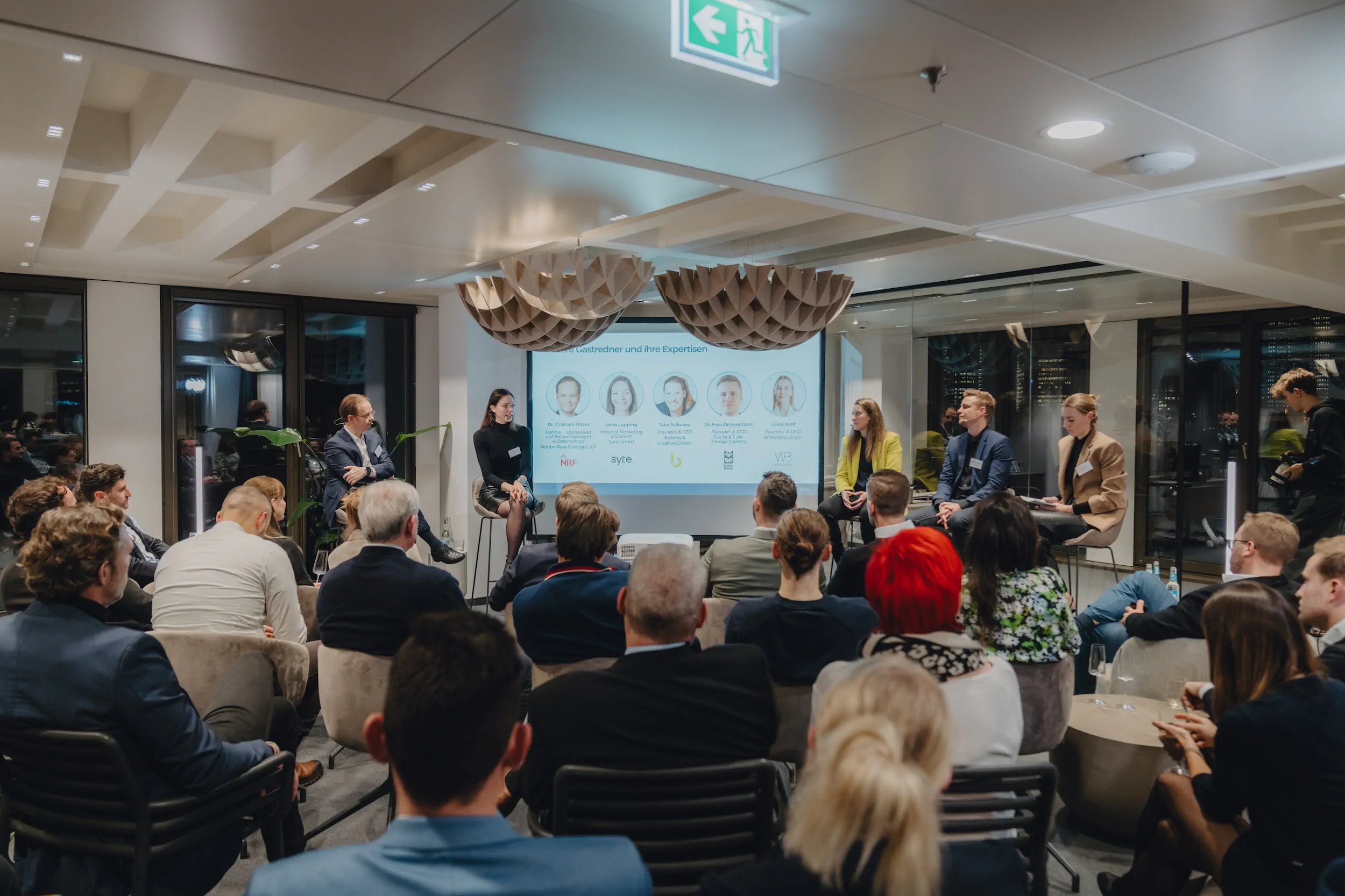 Nahaufnahme von Gästen im Gespräch beim White Bird Event in Frankfurt