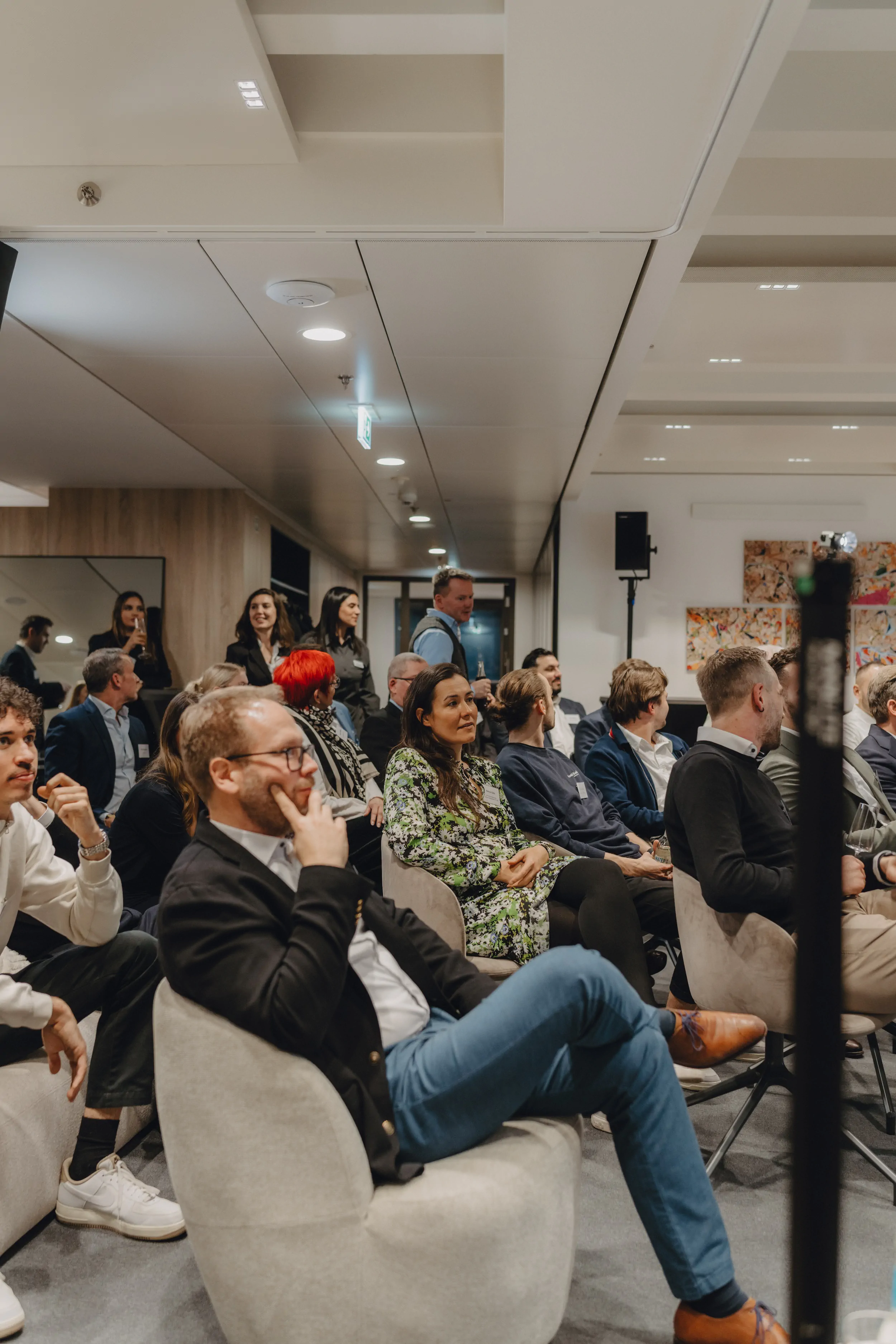 Eventfotografie vom Networking-Bereich der White Bird KI-Veranstaltung