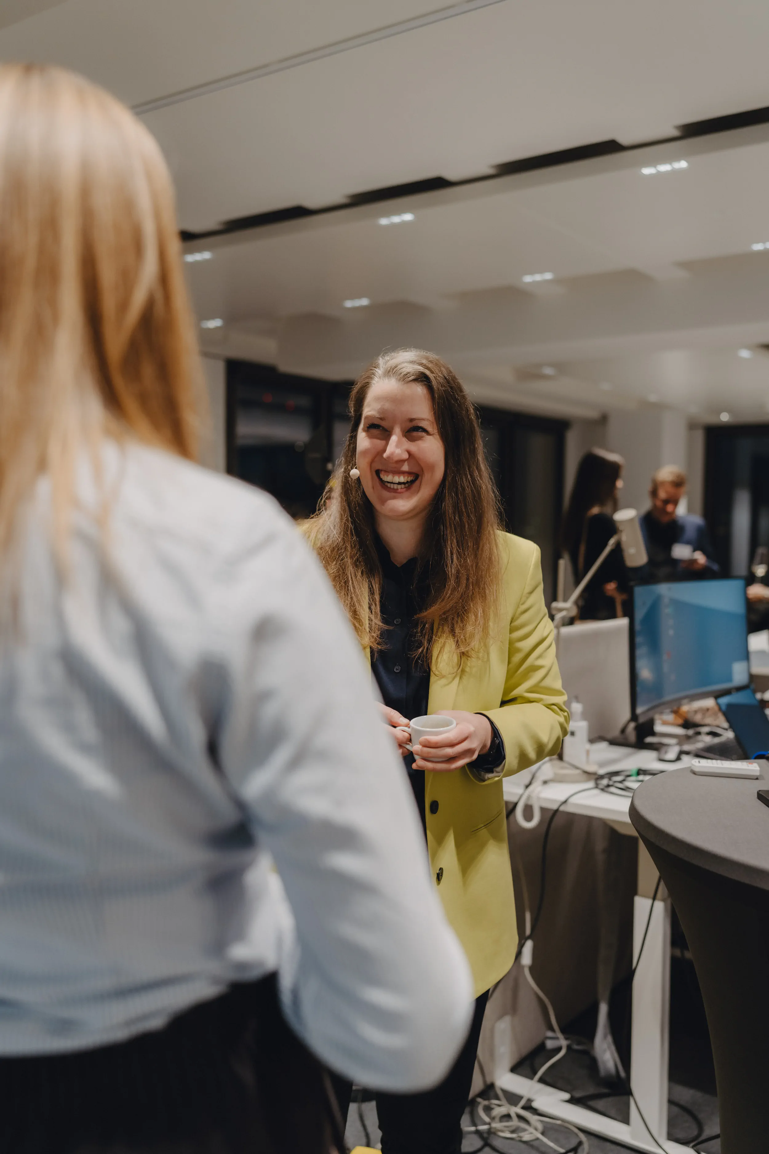 Teilnehmer diskutieren in lockerer Atmosphäre beim KI-Event von White Bird GmbH