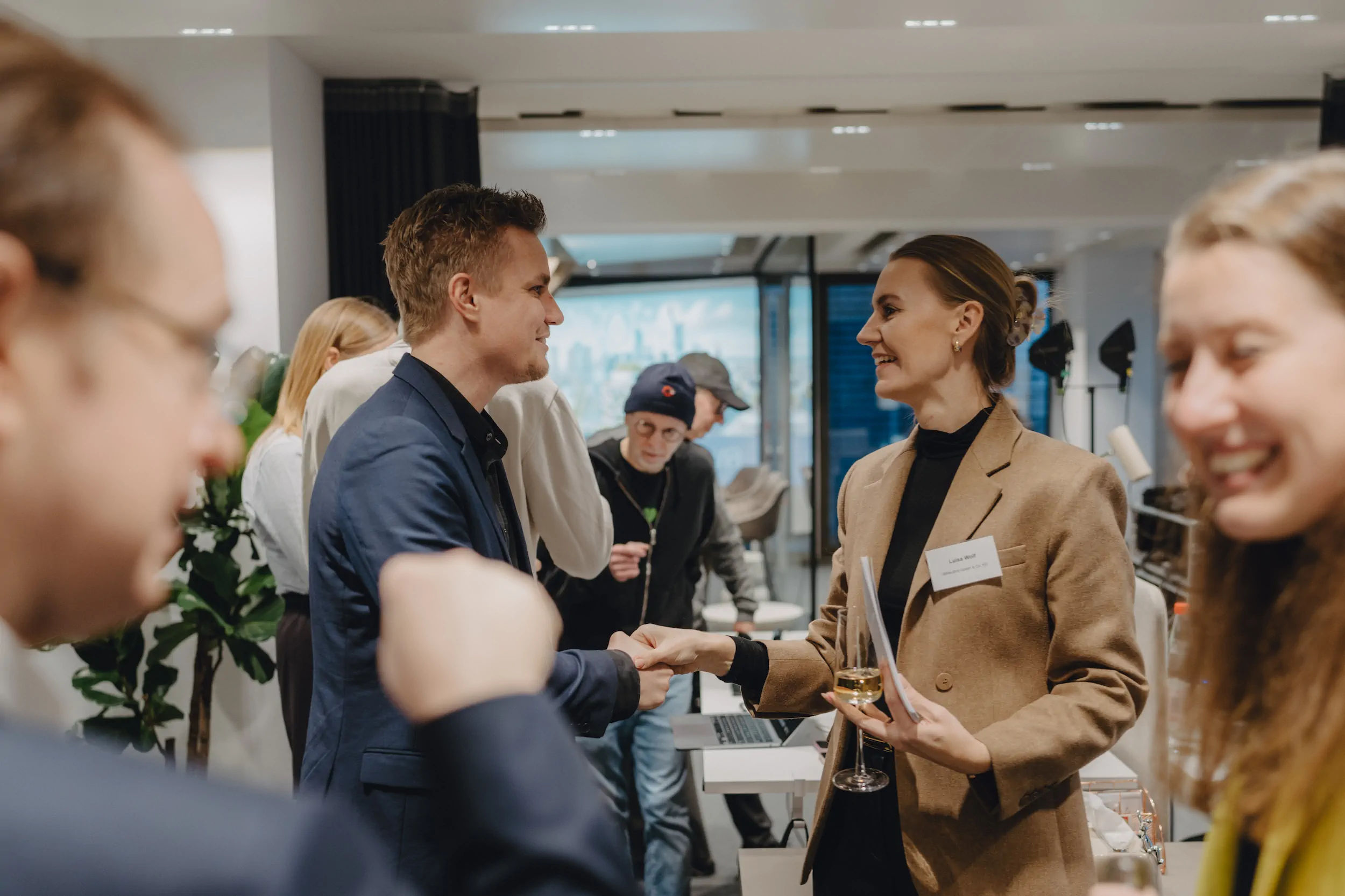 Gäste beim Networking und Austausch auf dem KI-Event von White Bird GmbH