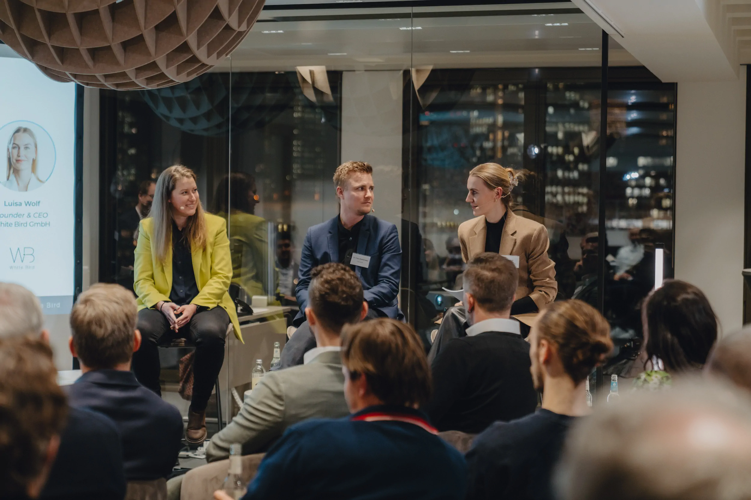 Professionelle Eventfotografie zeigt Gespräche beim White Bird KI-Event