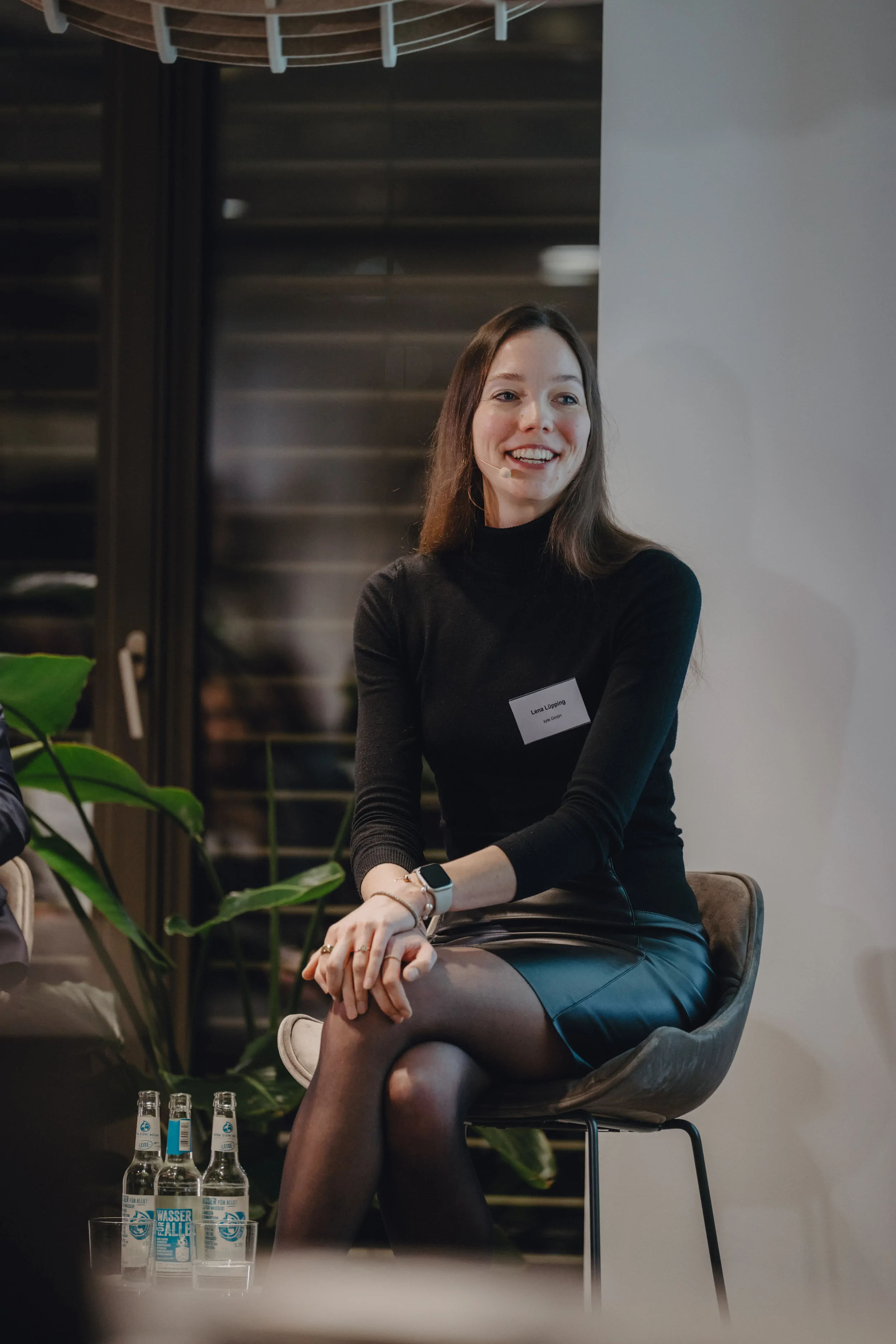 Gäste lachen und tauschen sich aus bei der White Bird Veranstaltung in Frankfurt