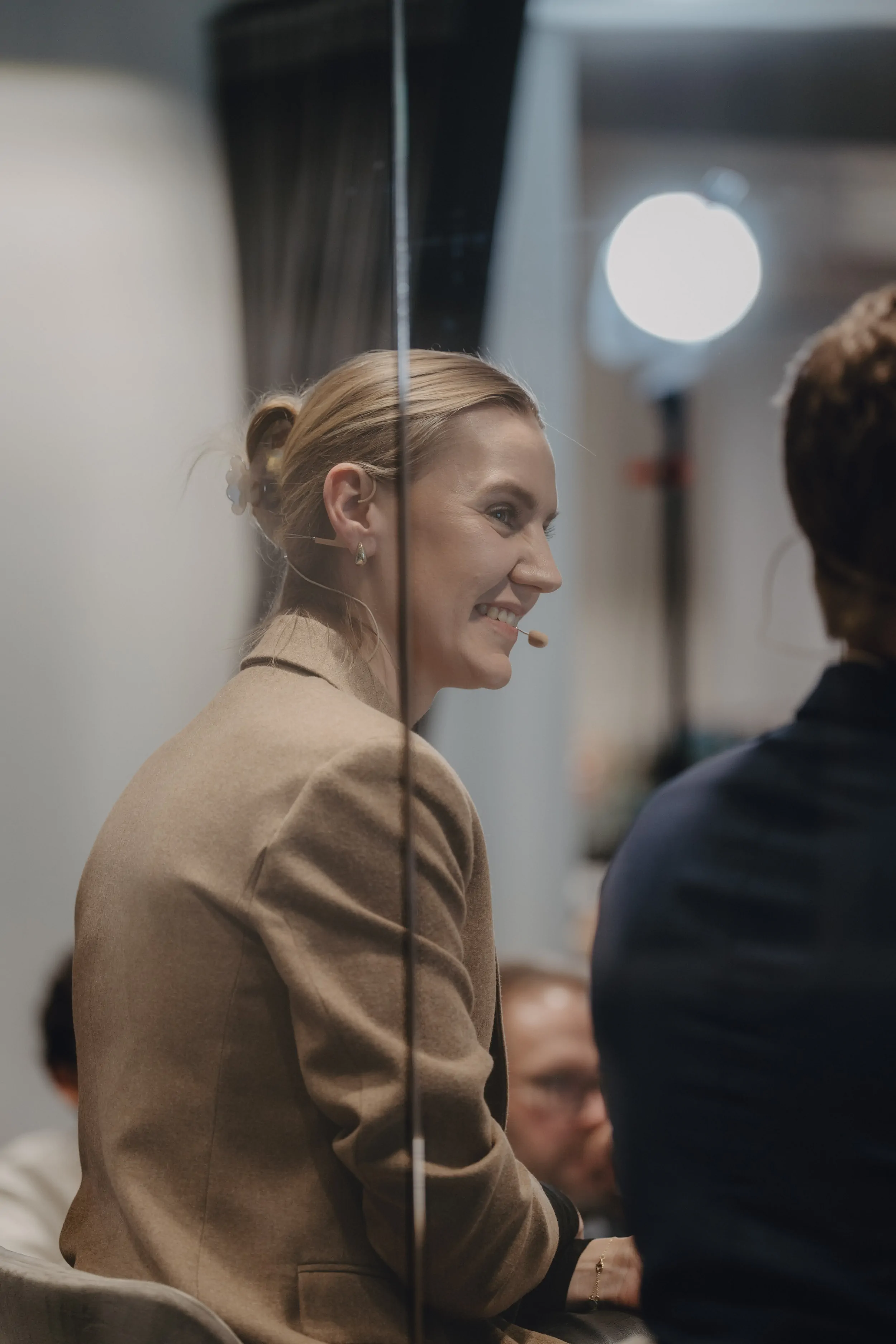 Teilnehmerin hört aufmerksam zu beim KI-Event von White Bird GmbH in Frankfurt