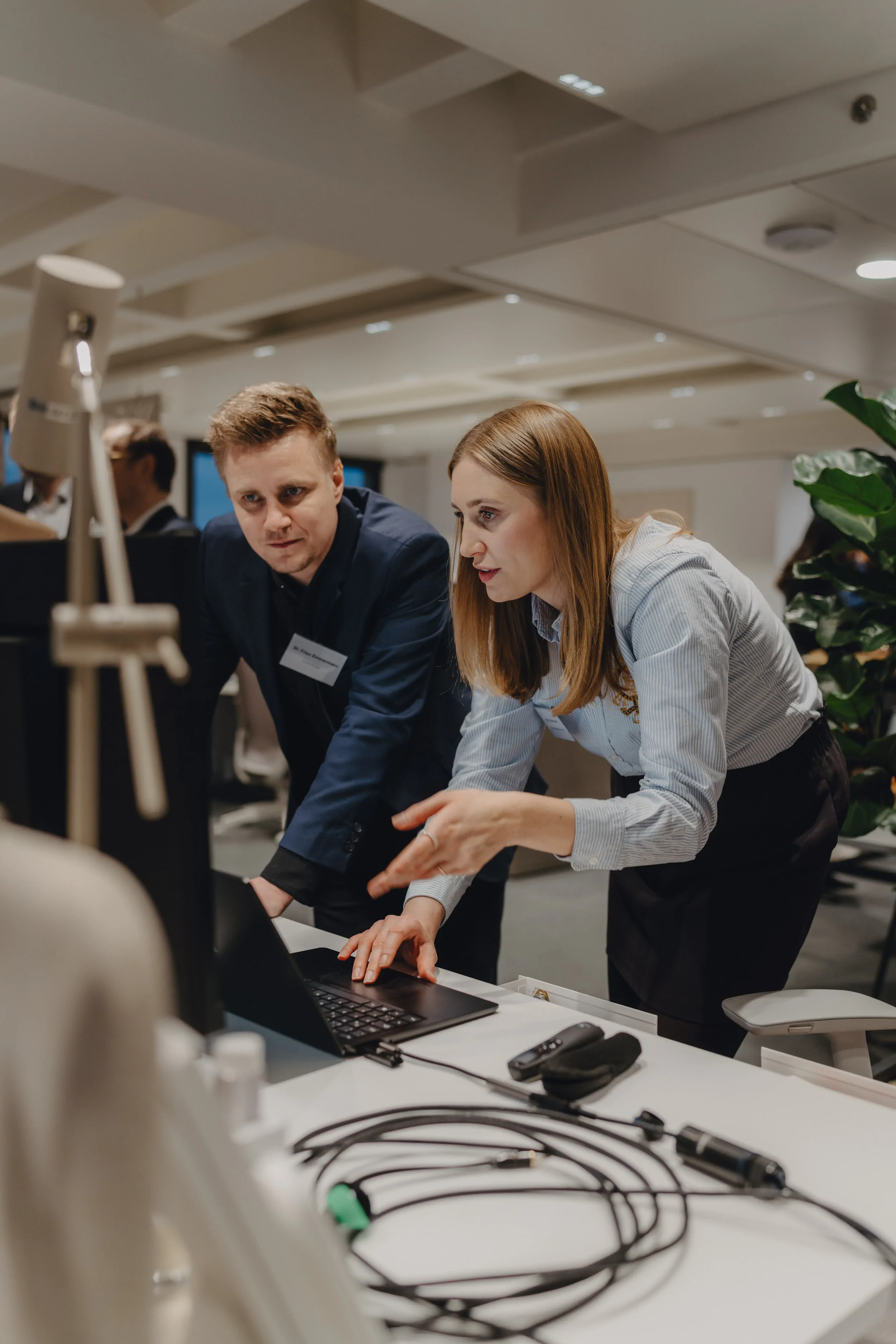 Eventfotografie zeigt Teilnehmer im Gespräch beim White Bird KI-Event