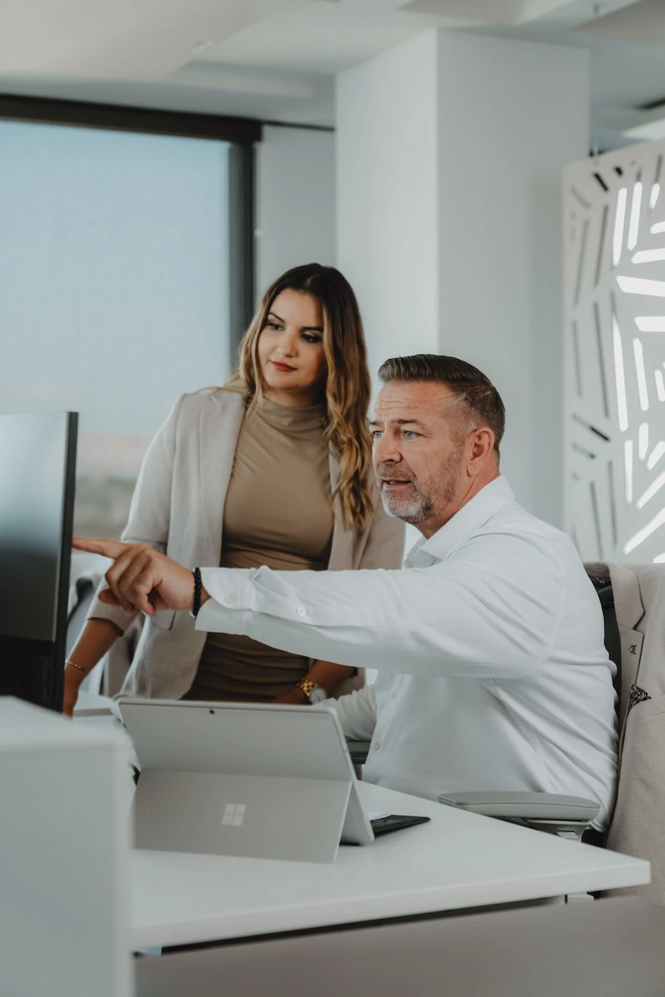 Professionelles Unternehmens­fotografie White Bird GmbH – Kreativkonzept Klein & Rose