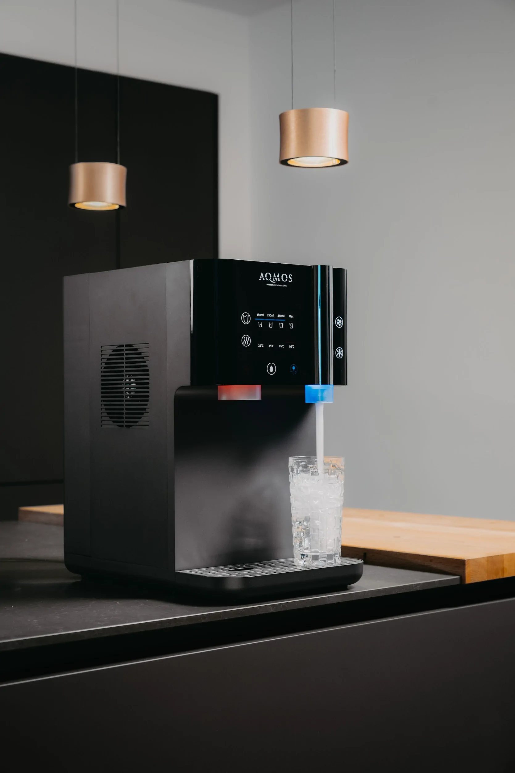 Professionelles Kampagnenshooting AQMOS Wasseraufbereitung | Kampagnenshooting – Kreativkonzept Klein & Rose