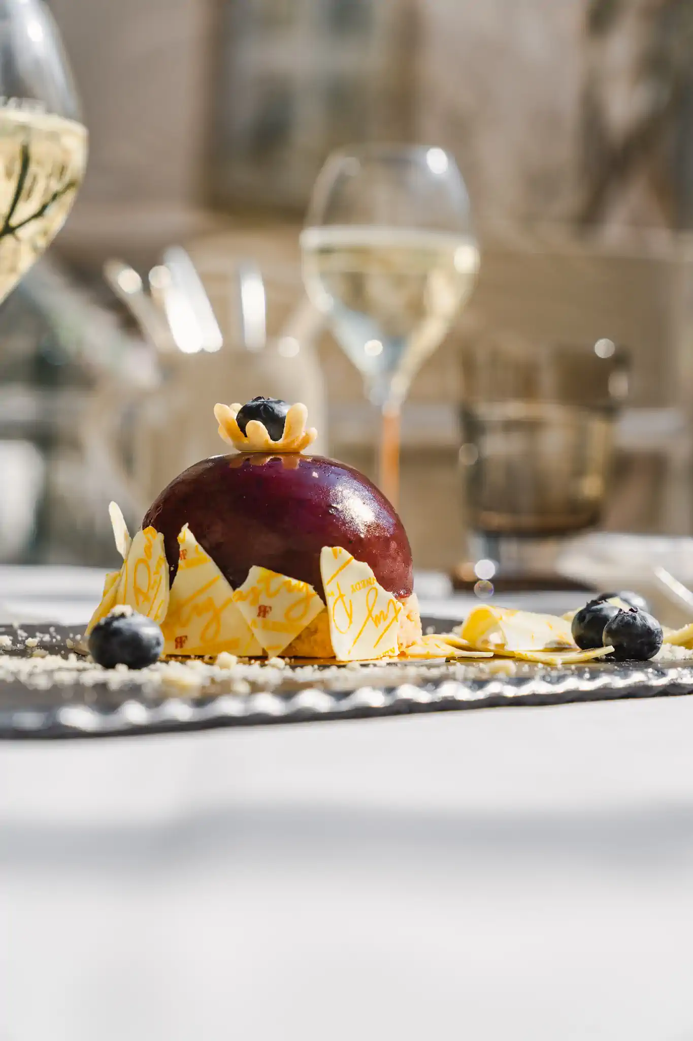 Schokoladen-Dessert mit Blaubeeren und Mandelsplittern am Fenstertisch – Villa Kennedy Frankfurt