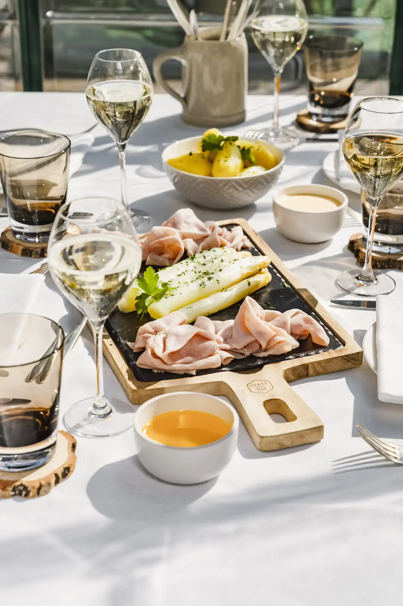 Ostermenü mit weißem Spargel und Mortadella auf Schieferbrett – Villa Kennedy Frankfurt