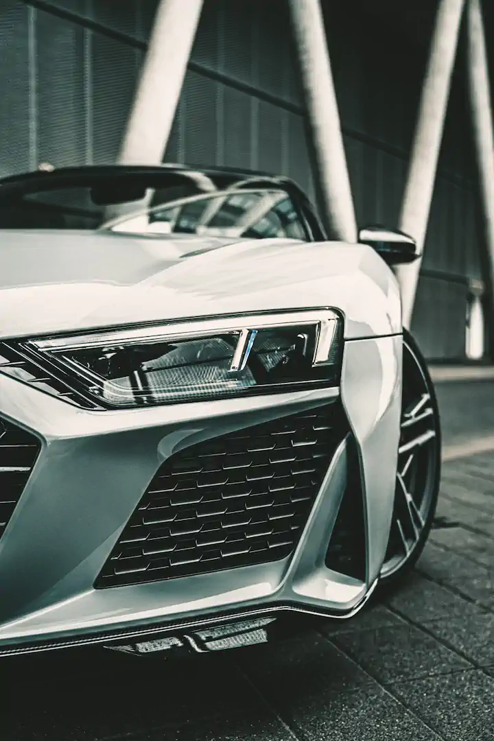 Silberner Audi R8 Scheinwerfer und Kühlergrill-Nahaufnahme vor Carbon-Architektur – Audi R8 Shooting