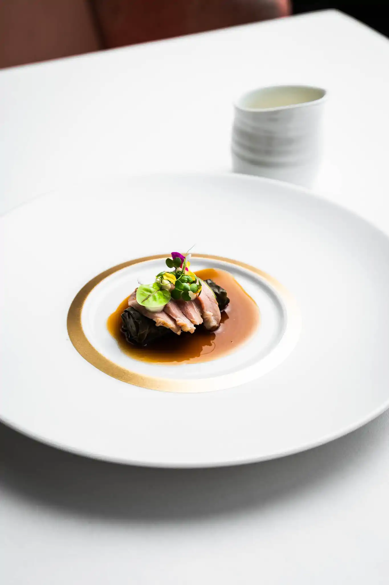 Fine-Dining-Teller mit Entenbrust auf Goldrand-Porzellan – Steigenberger Düsseldorf