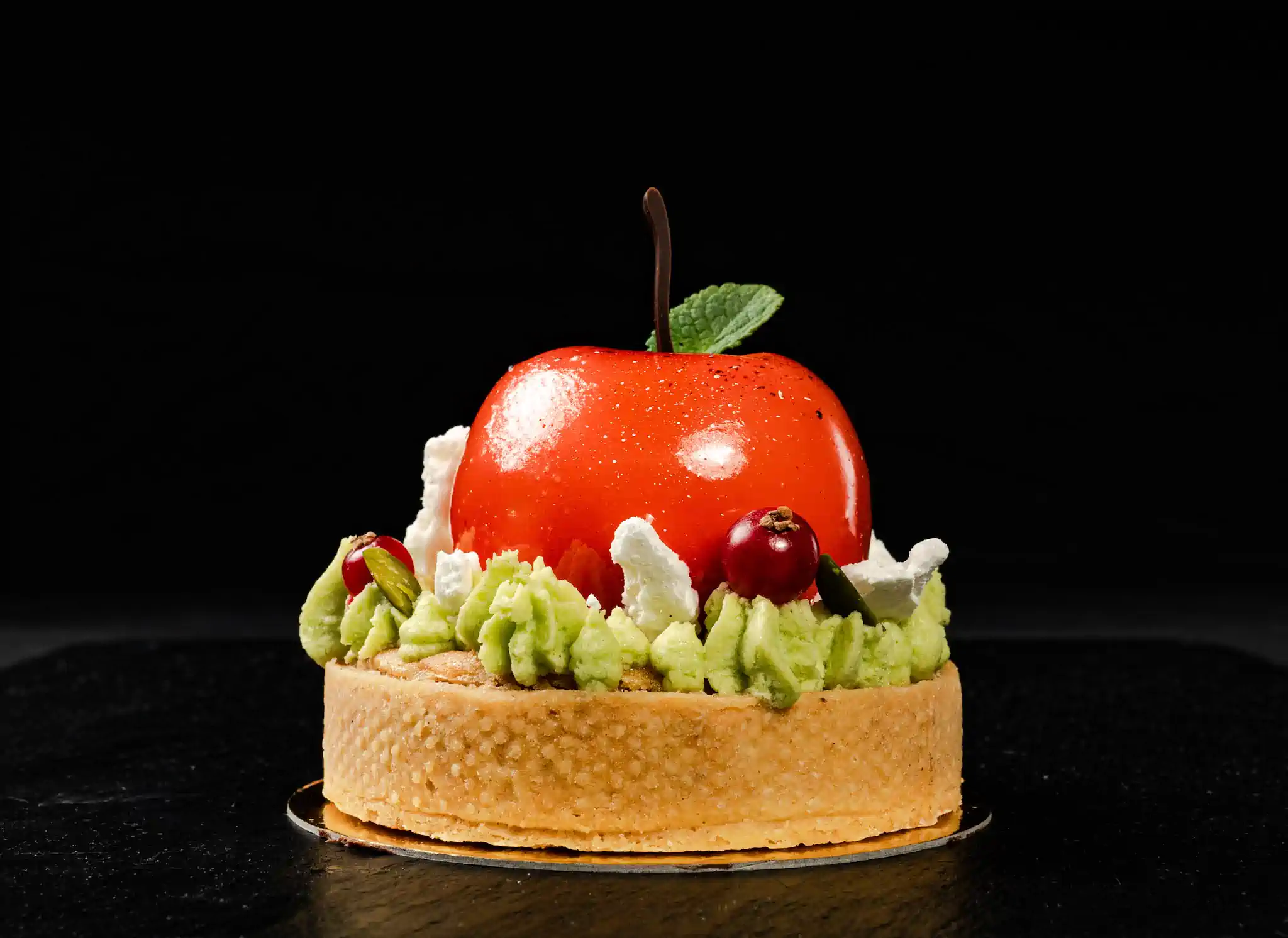 Roter Apfel-Mousse-Dessert mit Pistaziencreme und Johannisbeere auf Mürbeteigring – Villa Kennedy Patisserie