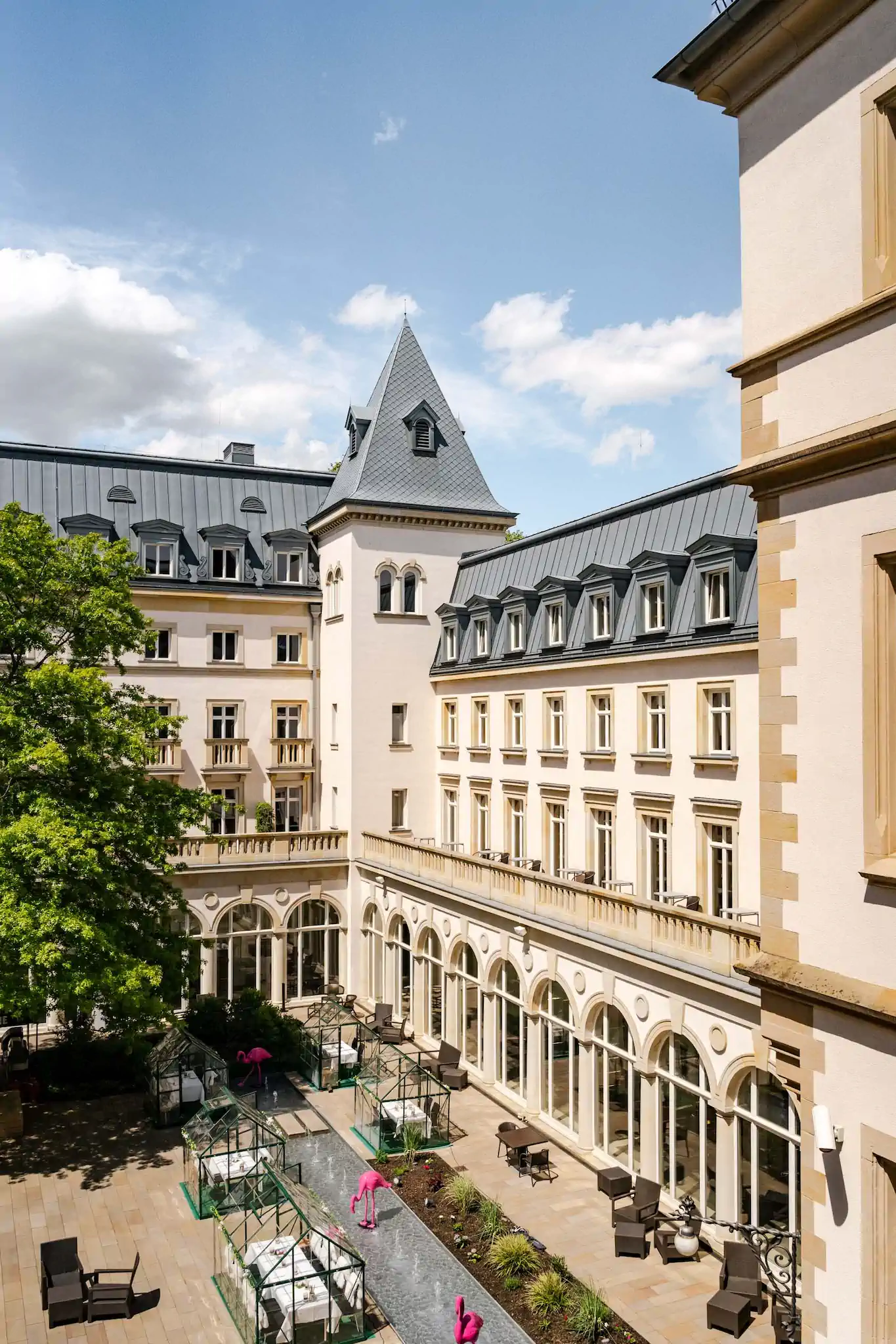 Innenhof mit Turm und Arkaden im Sonnenlicht – Villa Kennedy Frankfurt