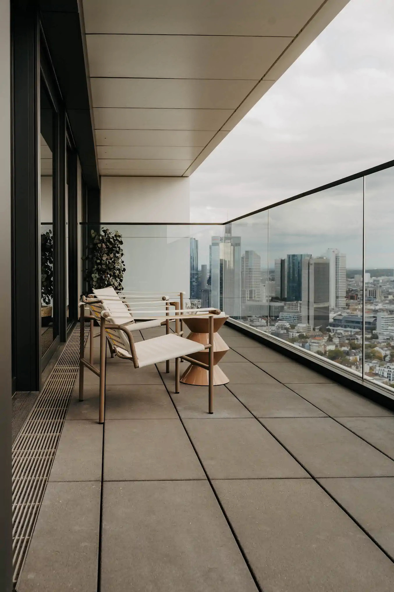 Balkon mit Liegestuhl und Panoramablick auf Frankfurter Skyline – One Forty West