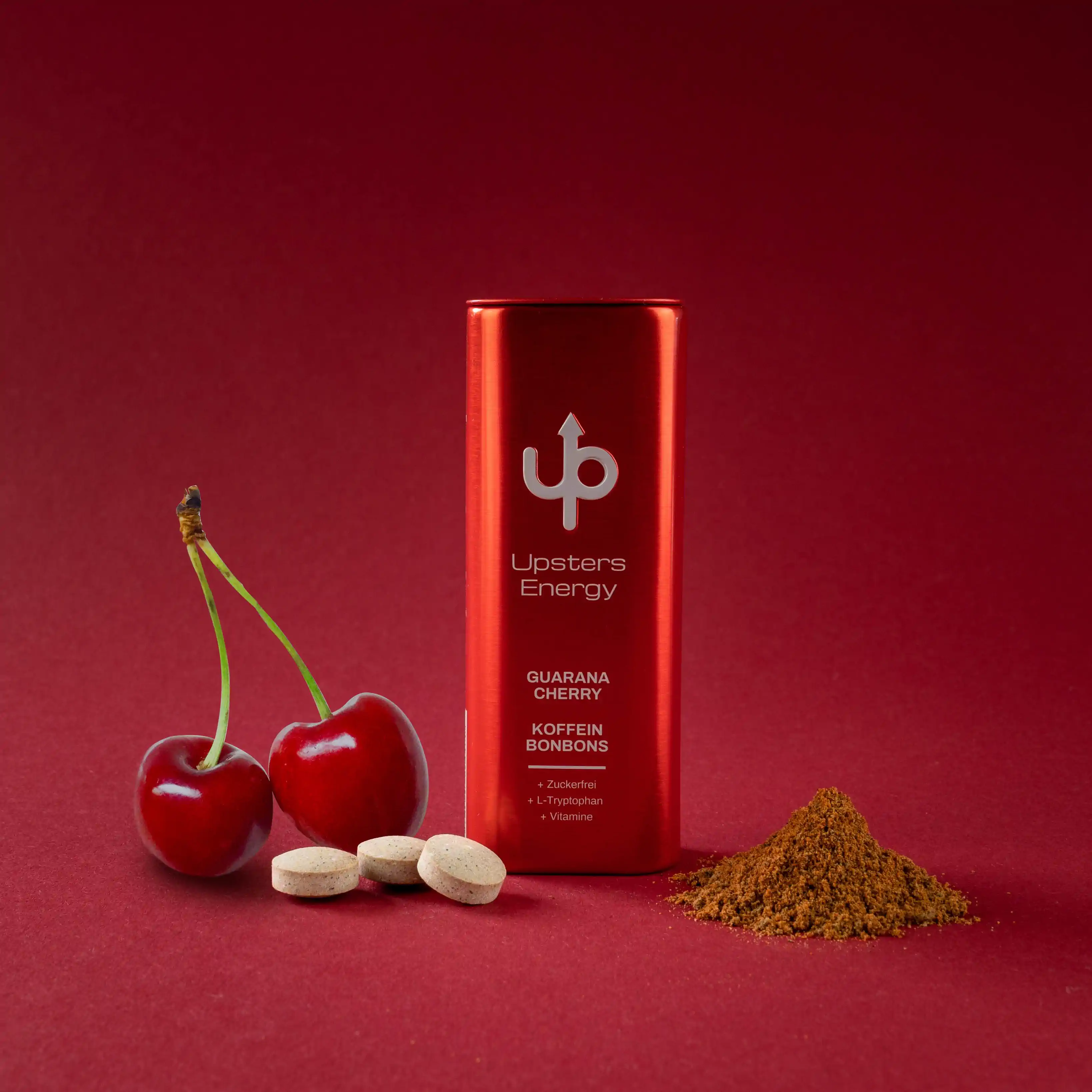 Rote Upsters-Energy-Dose mit Kirschen, Guaranapulver und drei Bonbons auf Bordeaux – Upsters Guarana