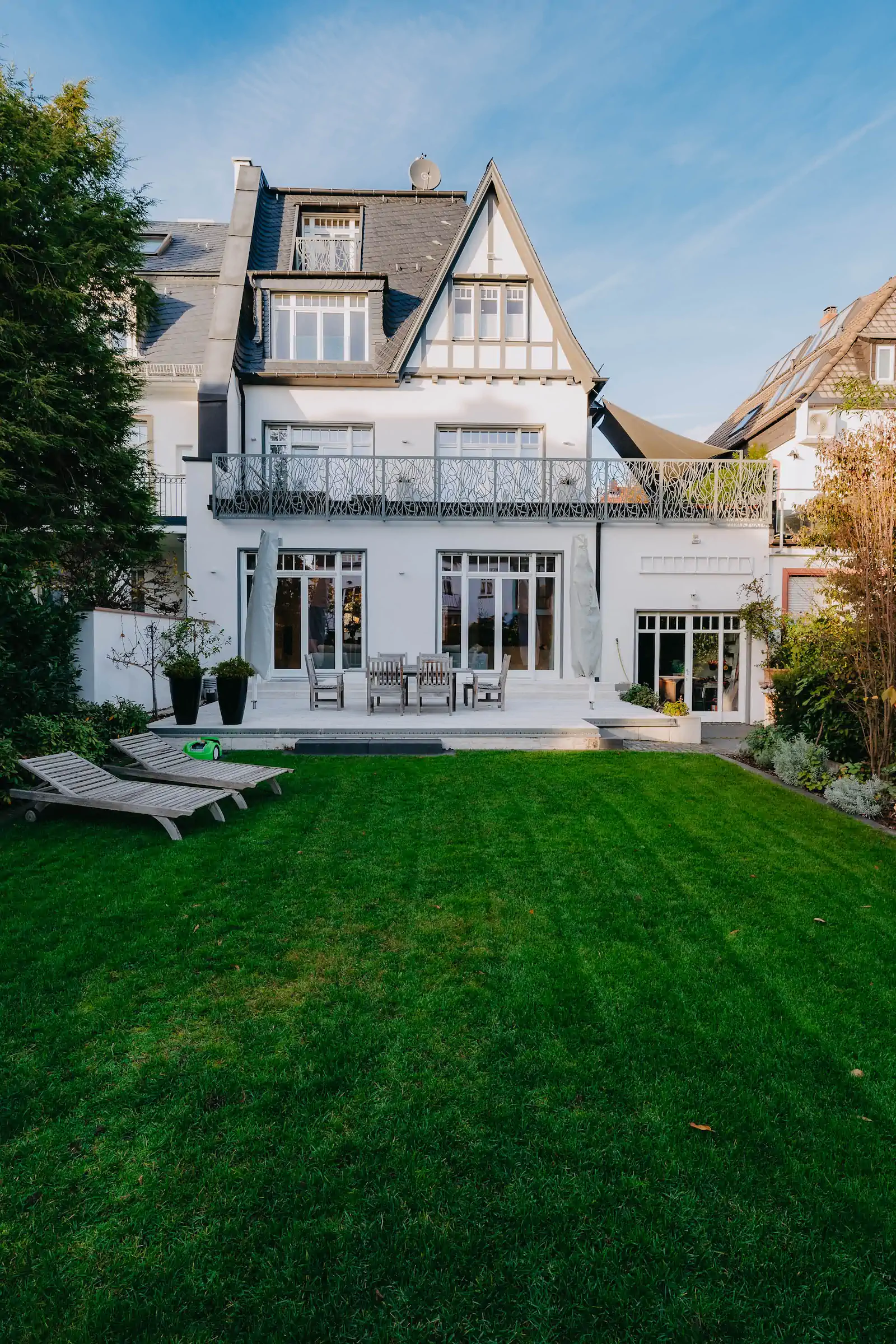 Jugendstil-Stadtvilla mit Fachwerk-Giebel, Terrasse und Liegestühlen im Garten – Engel & Völkers Villa