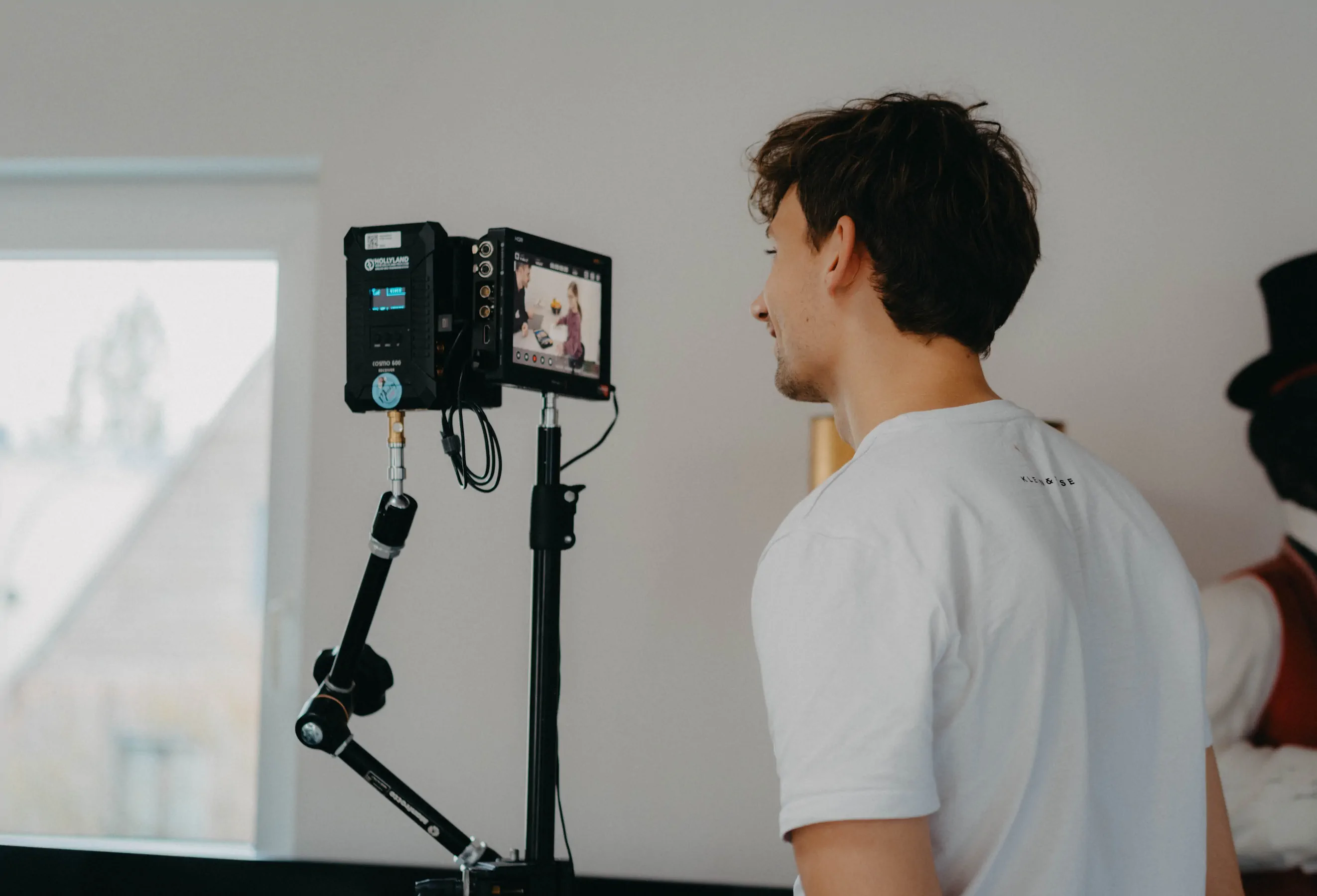 AQMOS GmbH Behind the Scenes - Teamarbeit am Set