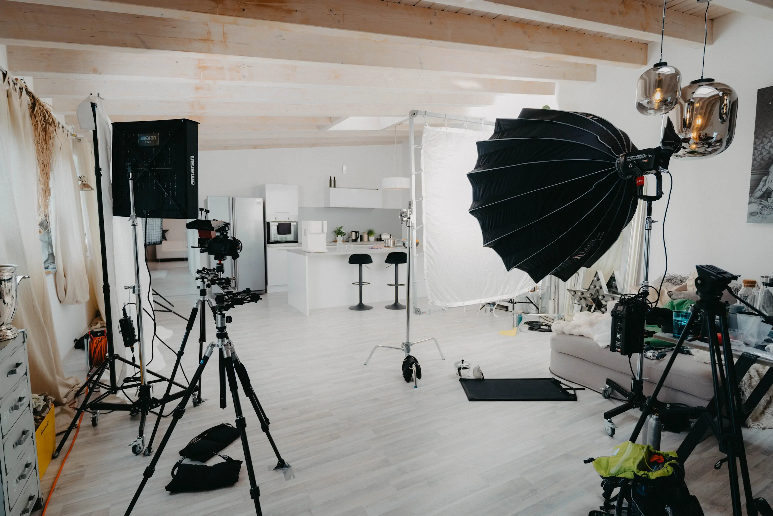 AQMOS GmbH Behind the Scenes - Setaufbau