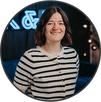 Laechelnde Frau in gestreiftem Cardigan – Business Portrait von K&R