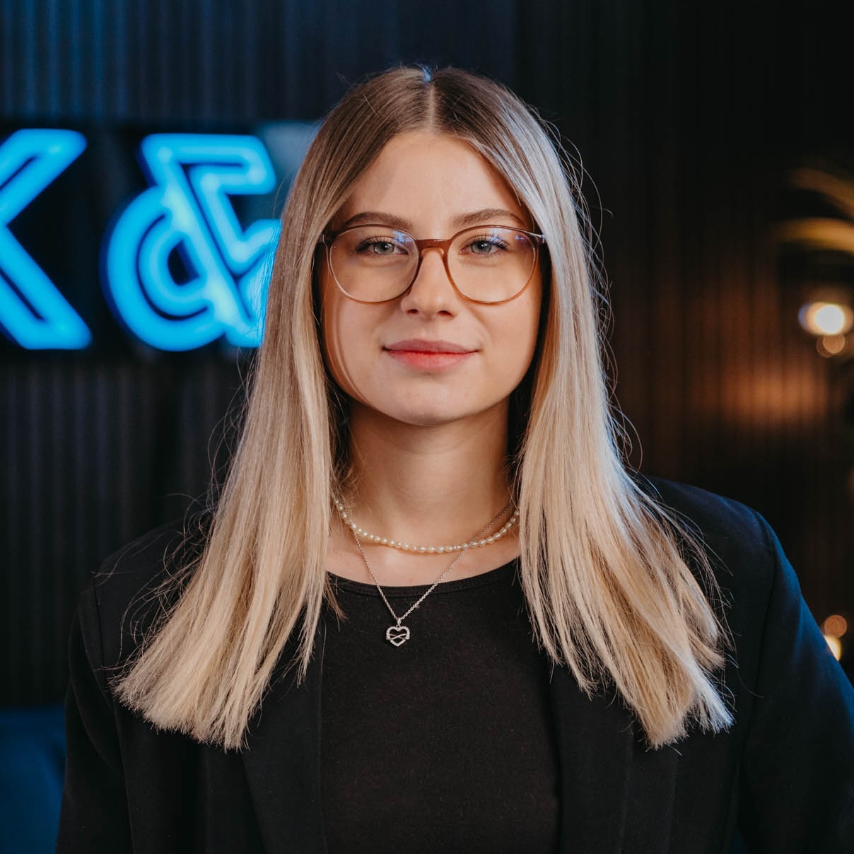 Laechelnde Frau in gestreiftem Cardigan – Business Portrait von K&R