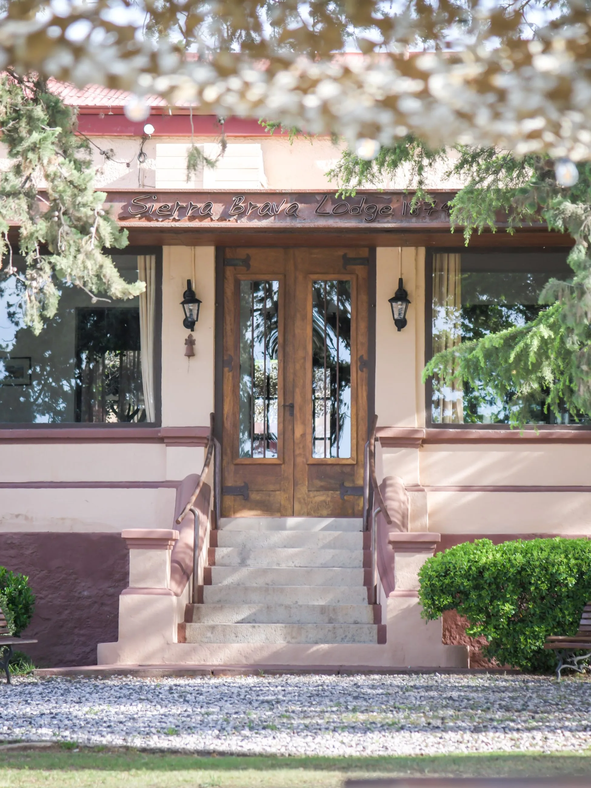 Entrada principal del Sierra Brava Lodge