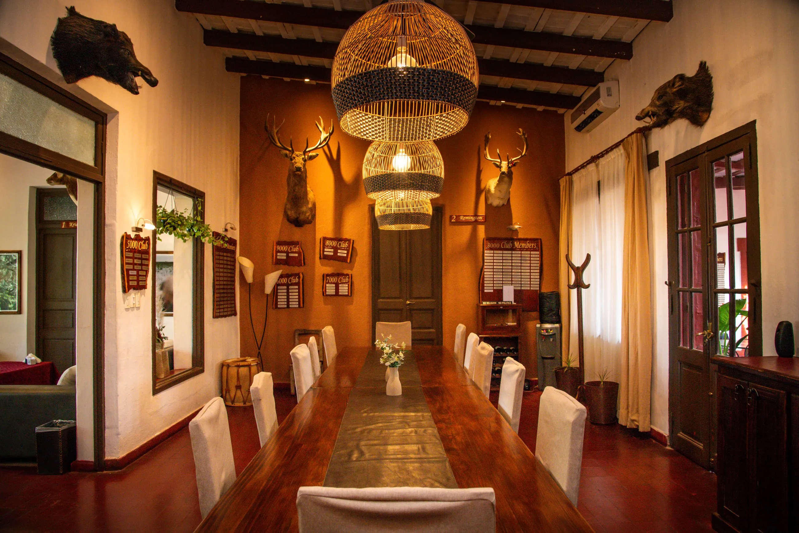 Comedor principal del Sierra Brava Lodge con la mesa larga servida