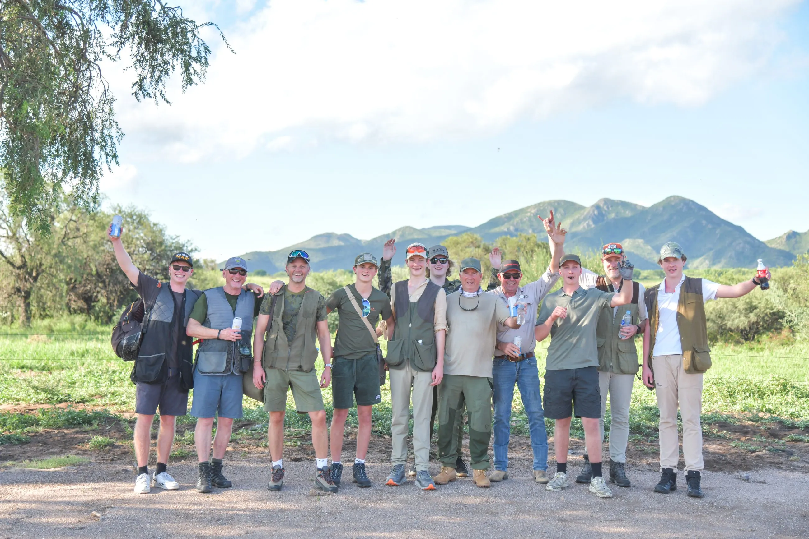Grupo de cazadores celebrando al final de la jornada en Sierra Brava Lodge