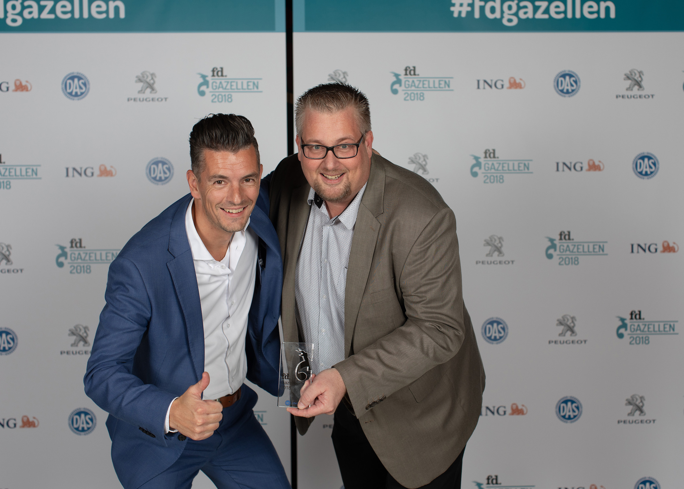 Two members of the Testersuite management celebrating the Gazellen award winning.