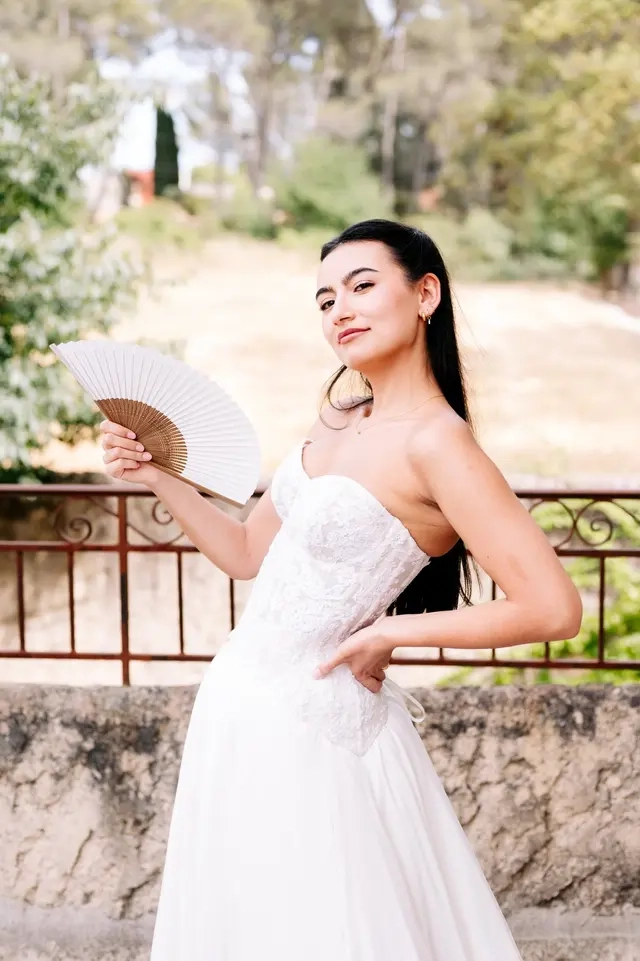 Shooting de la mariée devant la Bastide au coeur de domaine provençal