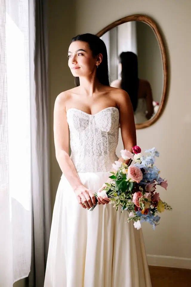 Préparation de la future, maquillage, robe de mariée dans la chambre deluxe du Domaine